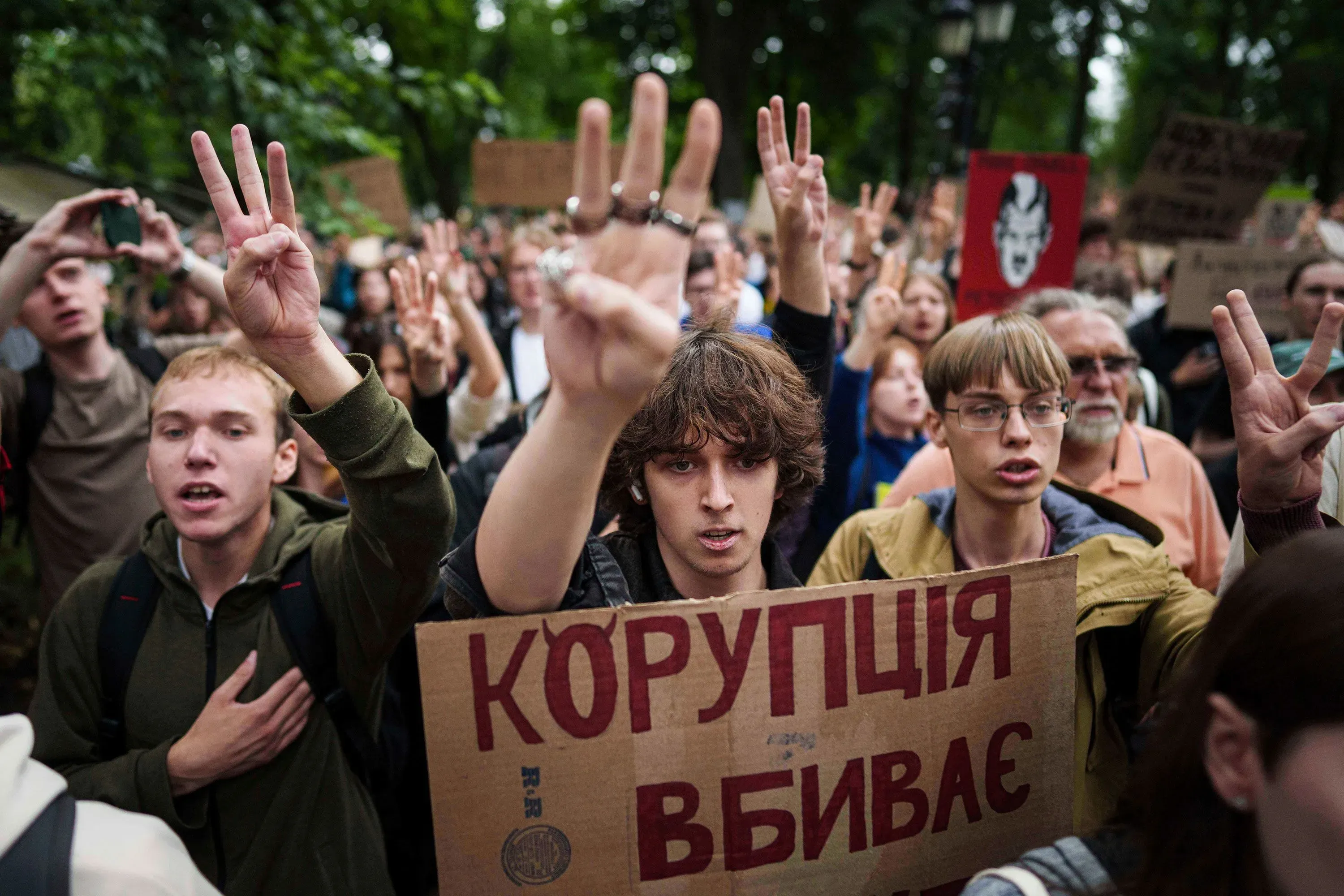 محتجون في أوكرانيا يحملون لافتات ضد الفساد، مع إظهار إشارات السلام، خلال مظاهرة تطالب باستقلالية المؤسسات لمكافحة الفساد.