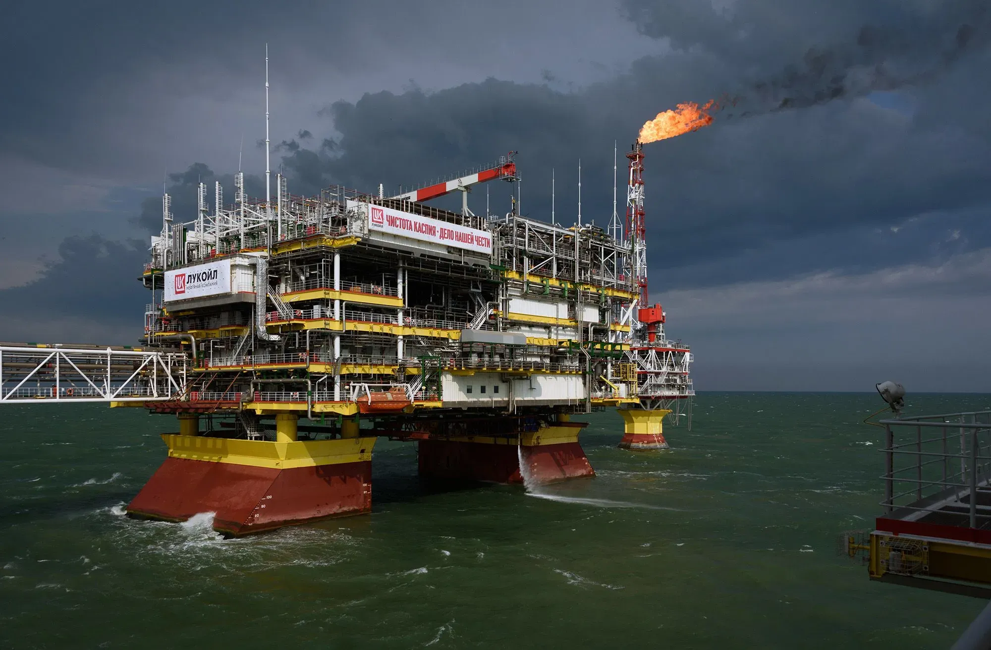 ضربة أوكرانية لمنصة فيلانوفسكي النفطية في بحر قزوين، تُظهر البنية التحتية الروسية المستهدفة في حملة لخفض عائدات الطاقة.