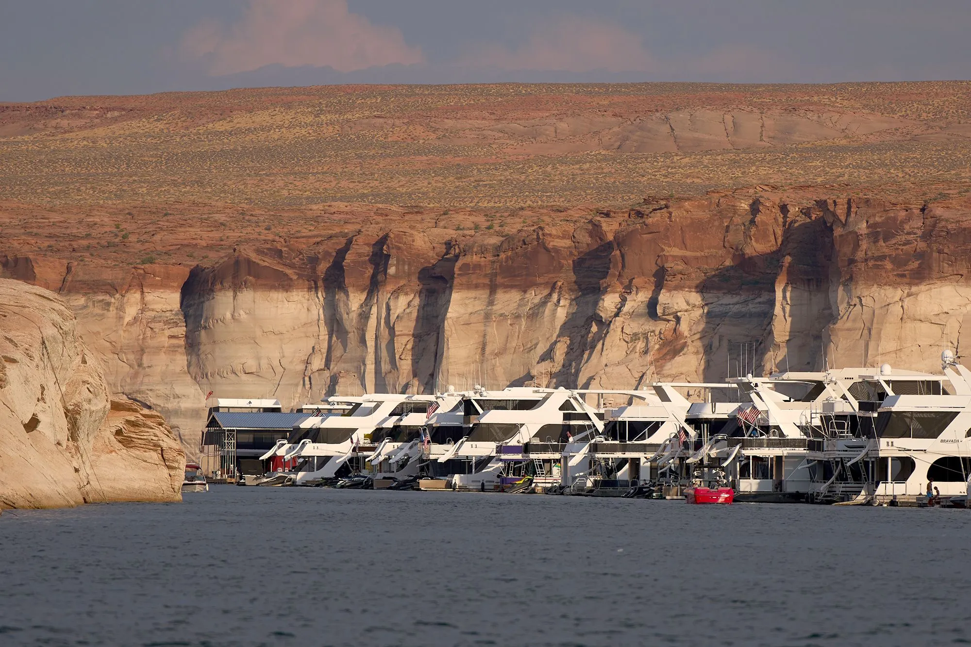 خزّان Lake Powell بمستوى منخفض جداً يعكس أزمة الجفاف في نهر Colorado وتأثيره على مياه غرب الولايات المتحدة والكهرباء.