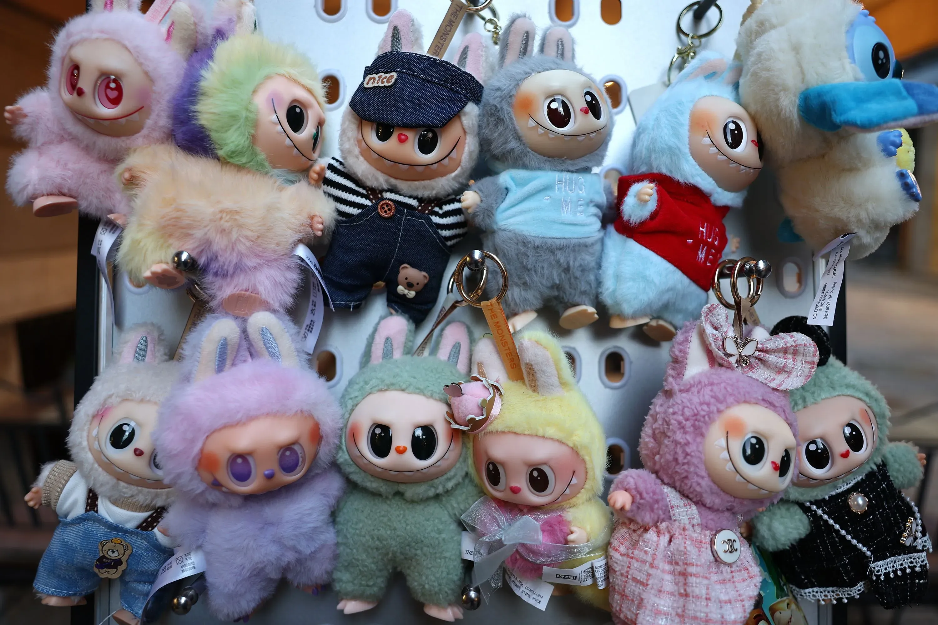 دمى لابوبو المقلدة تعرض للبيع، مع تفاصيل ملونة وأشكال متنوعة، مما يبرز خطر الاختناق للأطفال وفقًا لتحذيرات هيئة معايير المستهلك.