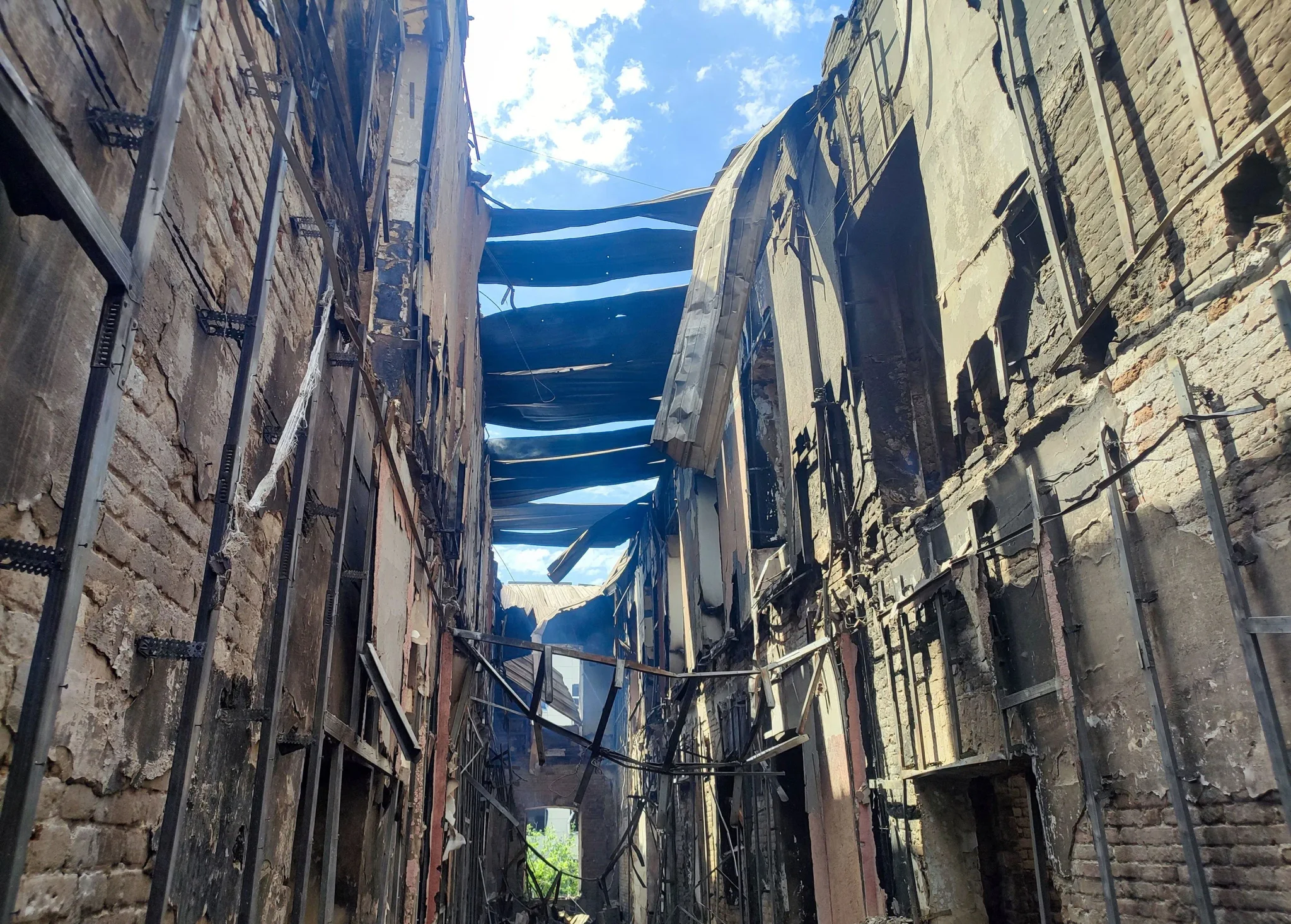مبنى سكني مدمر في مدينة Starobilsk، يظهر آثار الدمار الناتج عن هجوم أوكراني، مع سماء زرقاء في الخلفية.