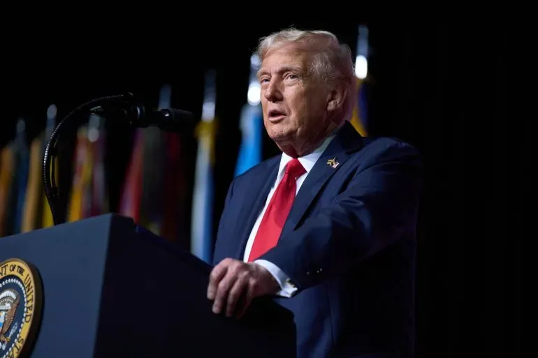 ترامب يتحدث في مؤتمر صحفي، مع العلم الأمريكي خلفه، محذرًا من عواقب الإغلاق الحكومي وتأثيره على الموظفين الفيدراليين.