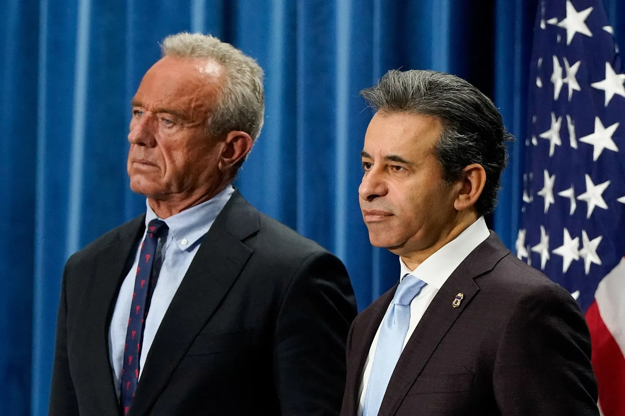 وزير الصحة الأمريكي روبرت كينيدي جونيور ومفوض إدارة الغذاء والدواء الدكتور مارتي مكاري يتحدثان عن إزالة تحذير الصندوق الأسود من العلاج الهرموني.