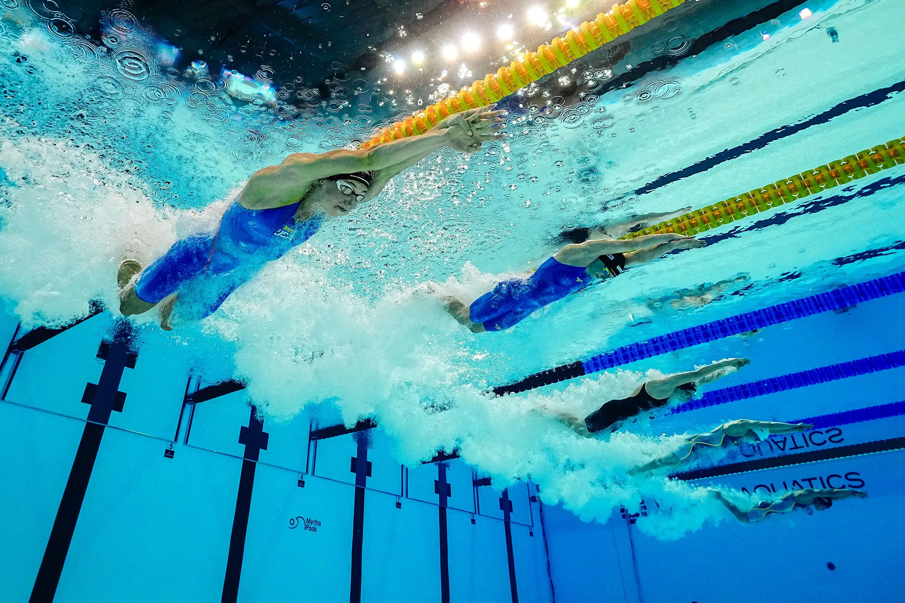 سباحون يتنافسون في سباق 400 متر فردي متنوع، حيث تظهر قوة الأداء تحت الماء في بطولة العالم للألعاب المائية.