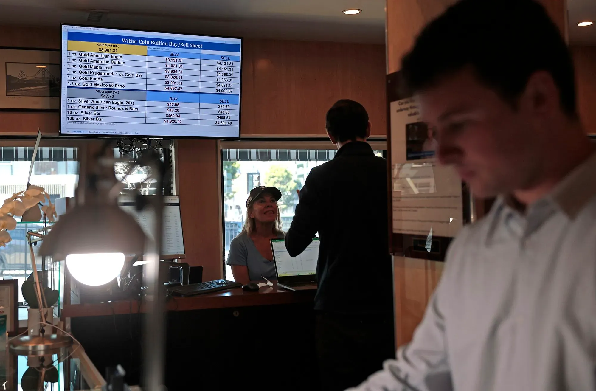 طوابير من الزبائن في محل "ويتر كوين" في سان فرانسيسكو، حيث يتم عرض أسعار شراء وبيع الذهب والفضة.