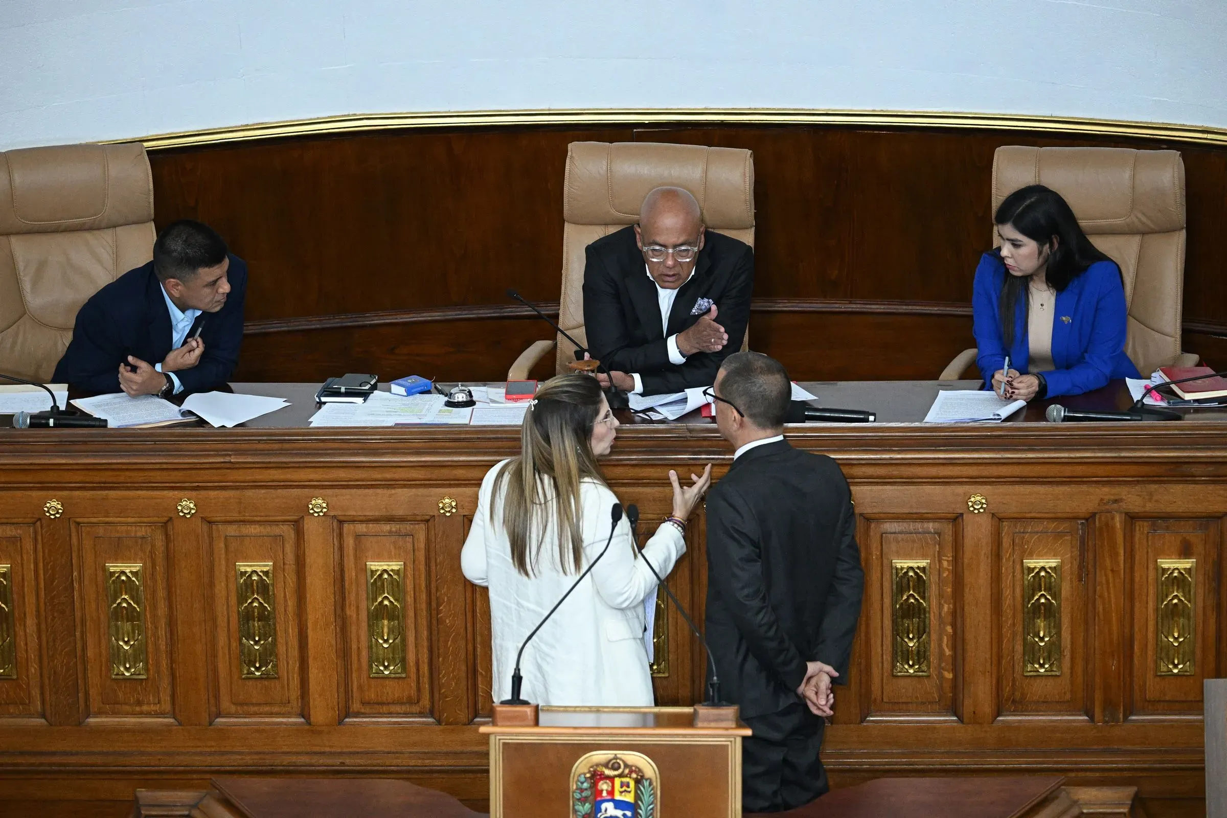 اجتماع للمشرعين الفنزويليين أثناء مناقشة قانون العفو للسجناء السياسيين، مع التركيز على التفاعل بين الأعضاء في قاعة البرلمان.