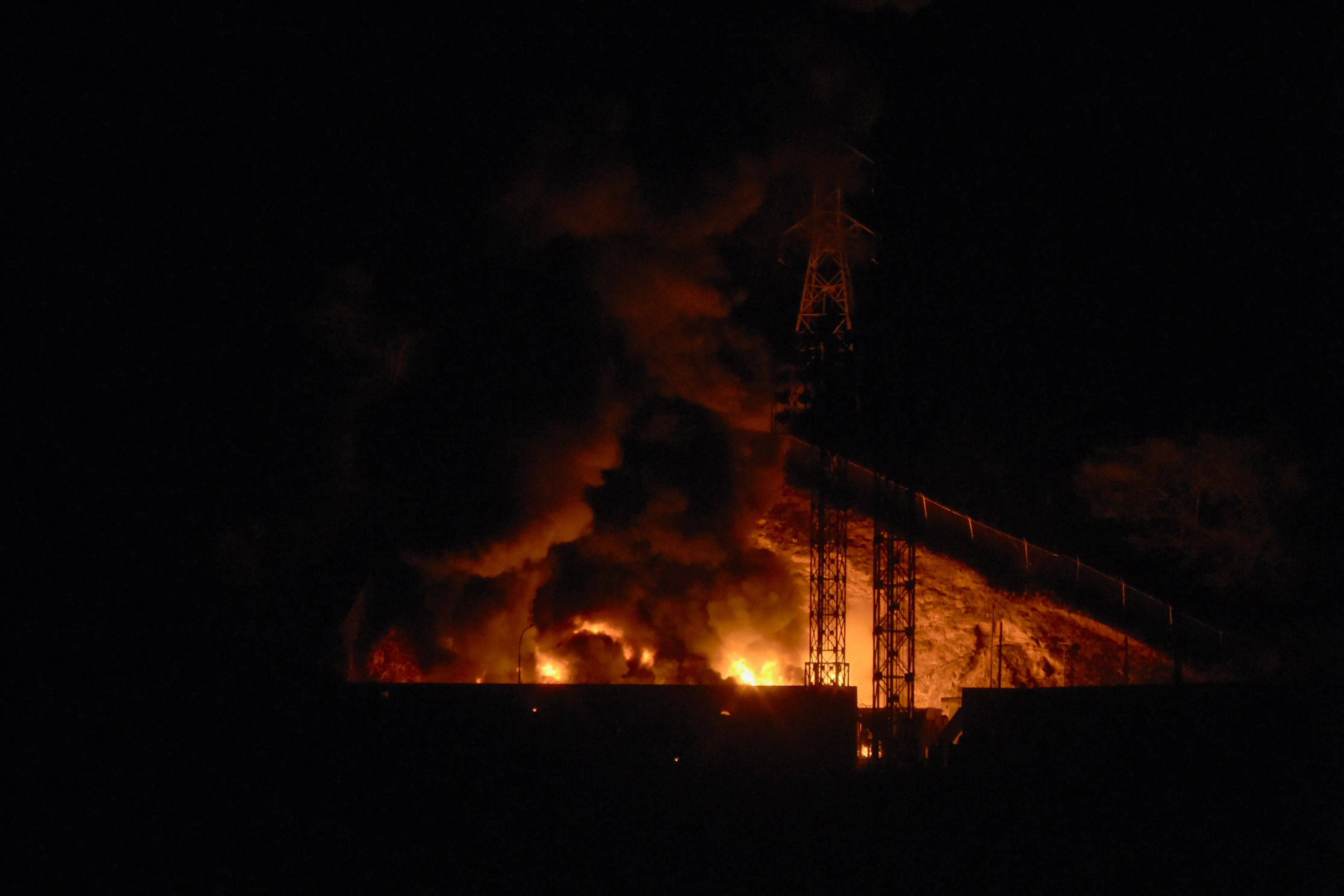 النيران تشتعل في منشأة نفطية بفنزويلا خلال الليل، مما يعكس التوترات السياسية والاقتصادية في البلاد.