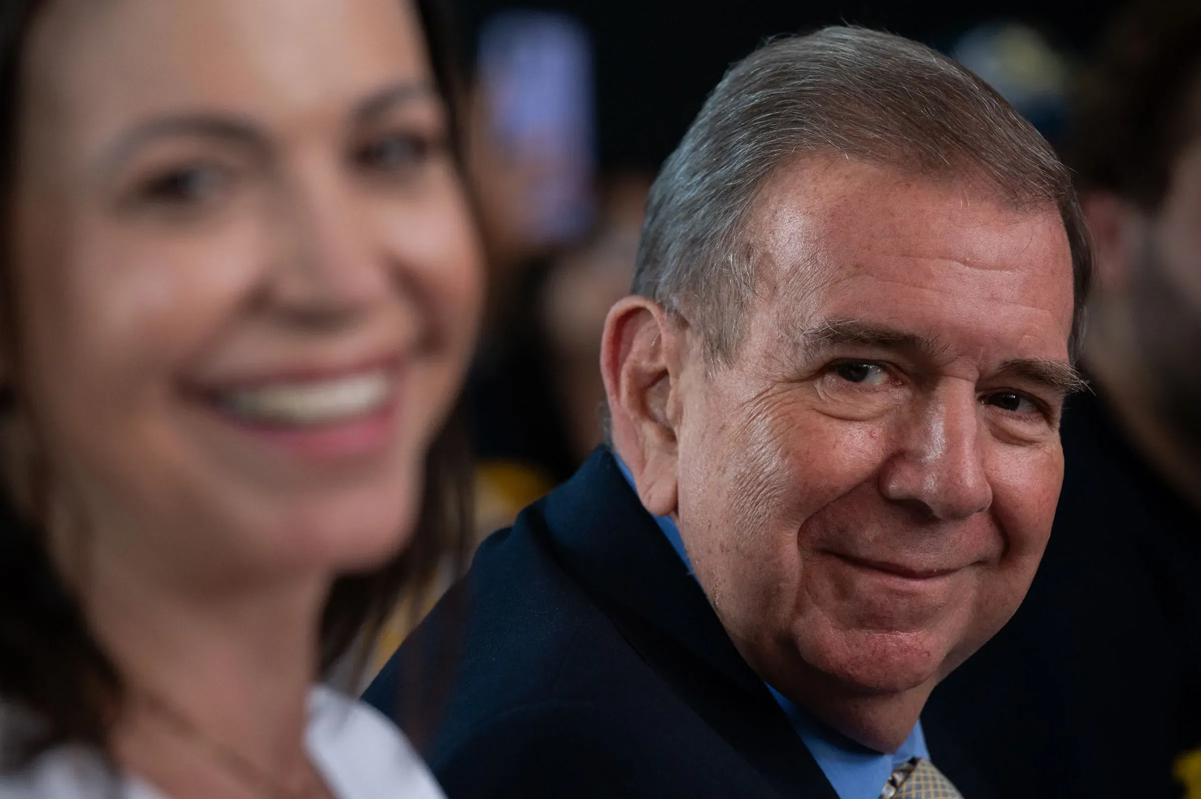 صورة لإدموندو غونزاليس أوروتيا، الرجل الذي حل محل ماريا كورينا ماتشادو في الانتخابات الرئاسية الفنزويلية، مبتسمًا بجوار ديلسي رودريغيز.