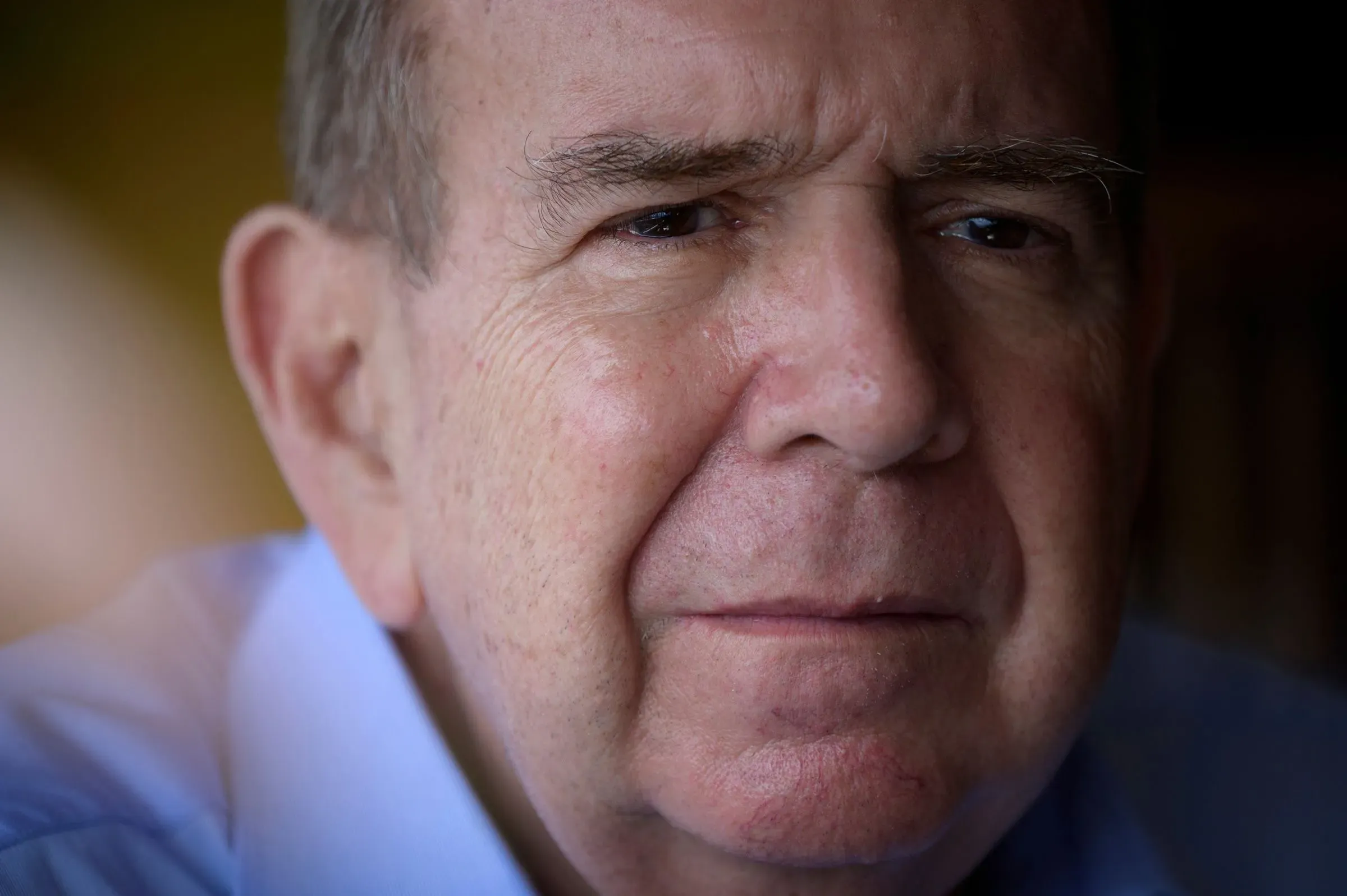 صورة لإدموندو غونزاليس أوروتيا، السياسي الفنزويلي، يظهر فيها بملامح هادئة، مما يعكس دوره كخيار أخير للمعارضة في فنزويلا.