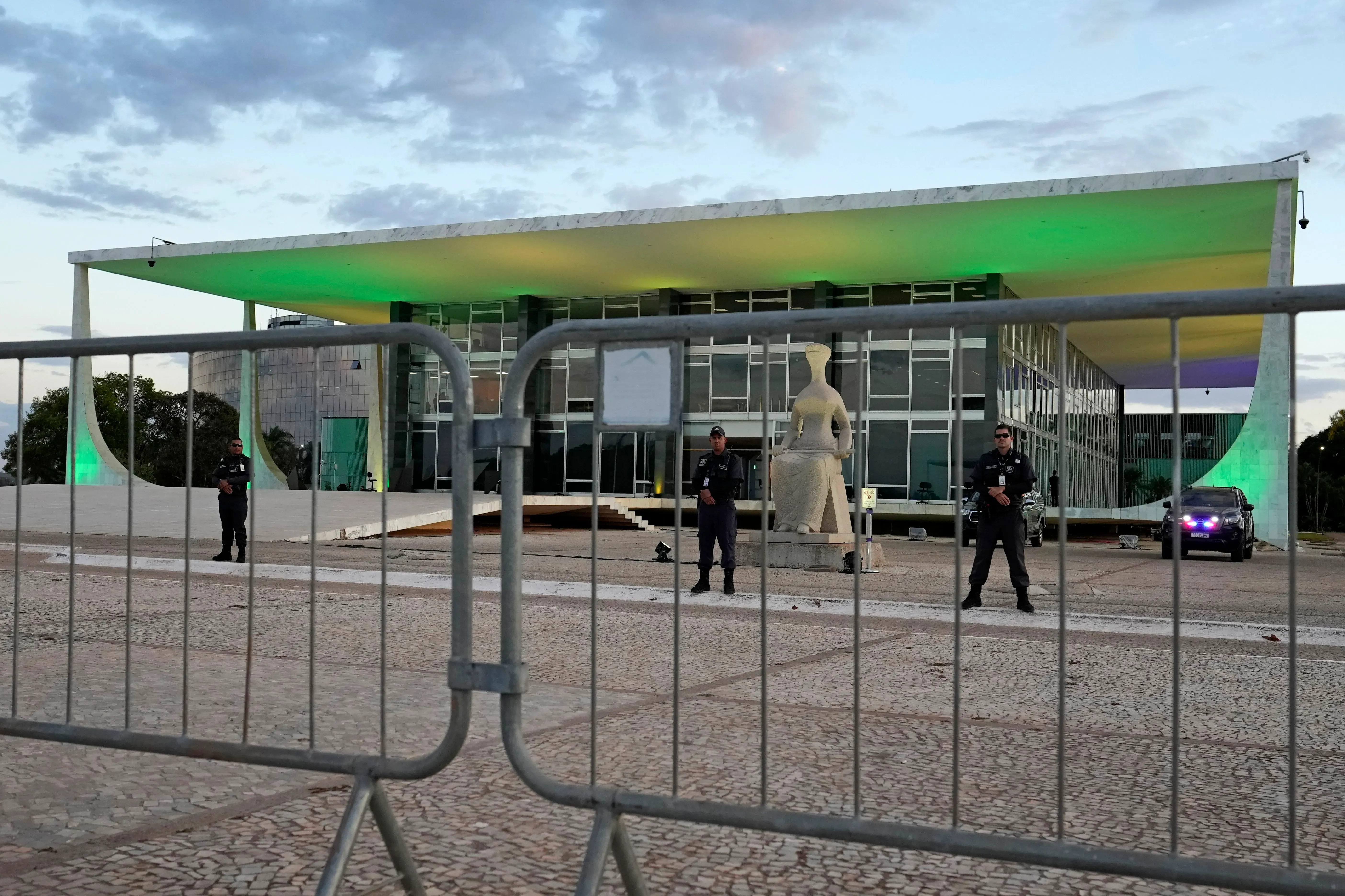 حراس أمن يقفون أمام المحكمة العليا في البرازيل، حيث تُعقد محاكمة الرئيس السابق جايير بولسونارو بتهم تتعلق بمحاولة انقلاب.