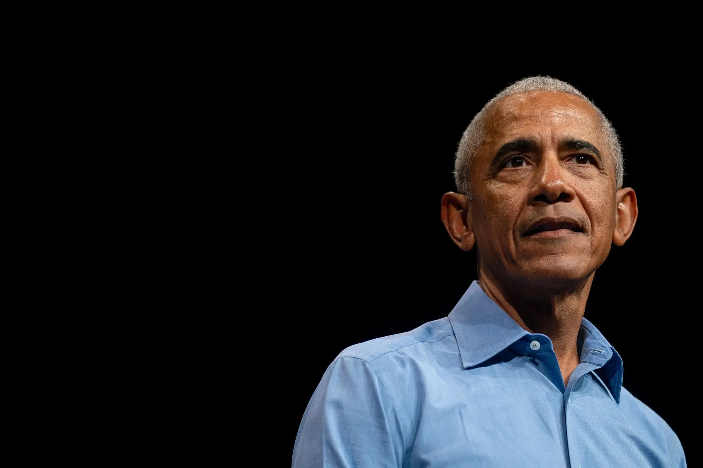 صورة للقس كوزي بيلي، رئيس مؤتمر ولاية فرجينيا للجمعية الوطنية للنهوض بالملونين، يتحدث خلال مؤتمر صحفي للتنديد بالرسائل البريدية المضللة للناخبين.