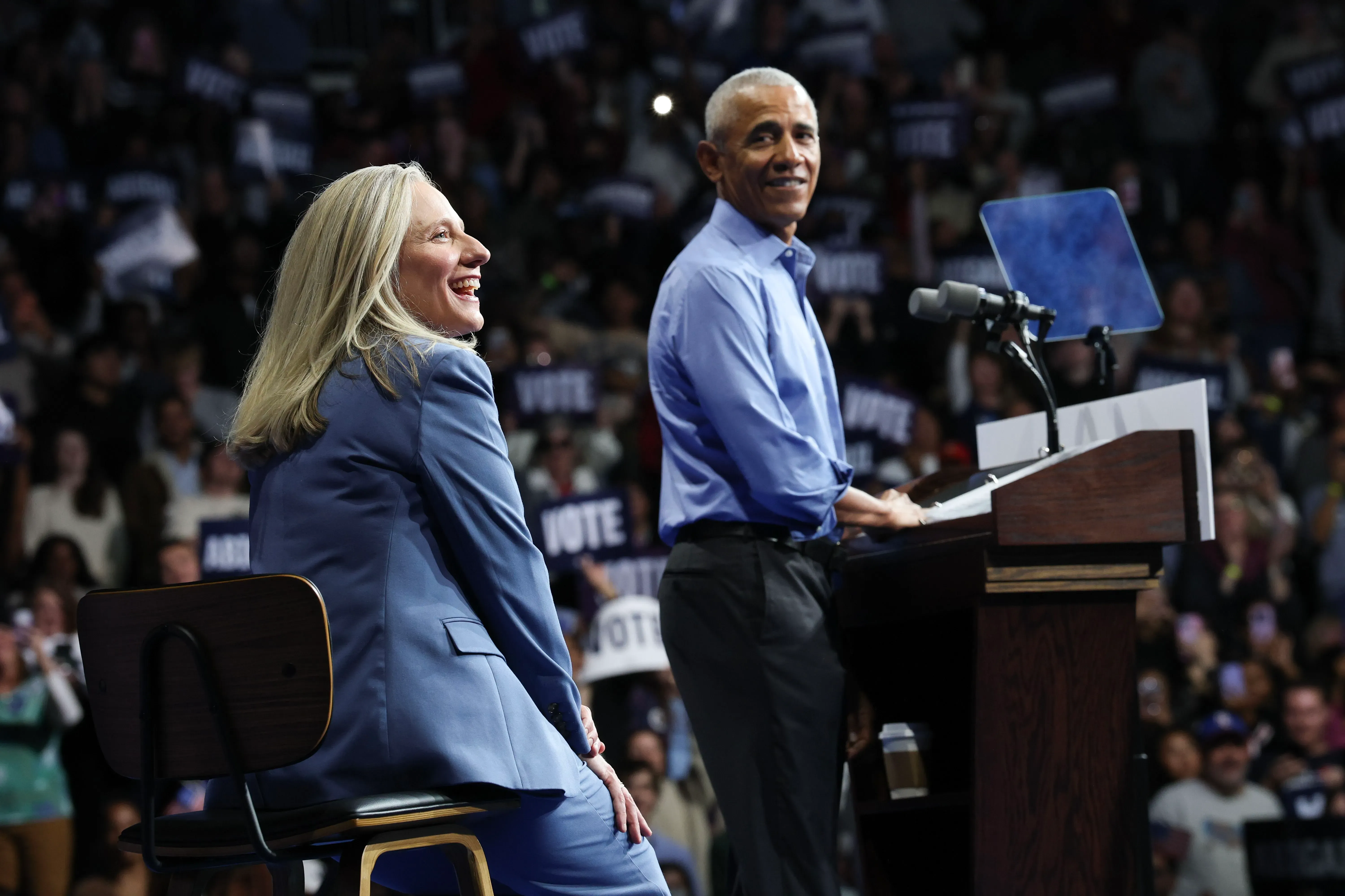 اجتمع باراك أوباما مع حاكمة ولاية فرجينيا أبيغيل سبانبرغر في حدث انتخابي، حيث يتحدثان أمام جمهور داعم حول أهمية التصويت.