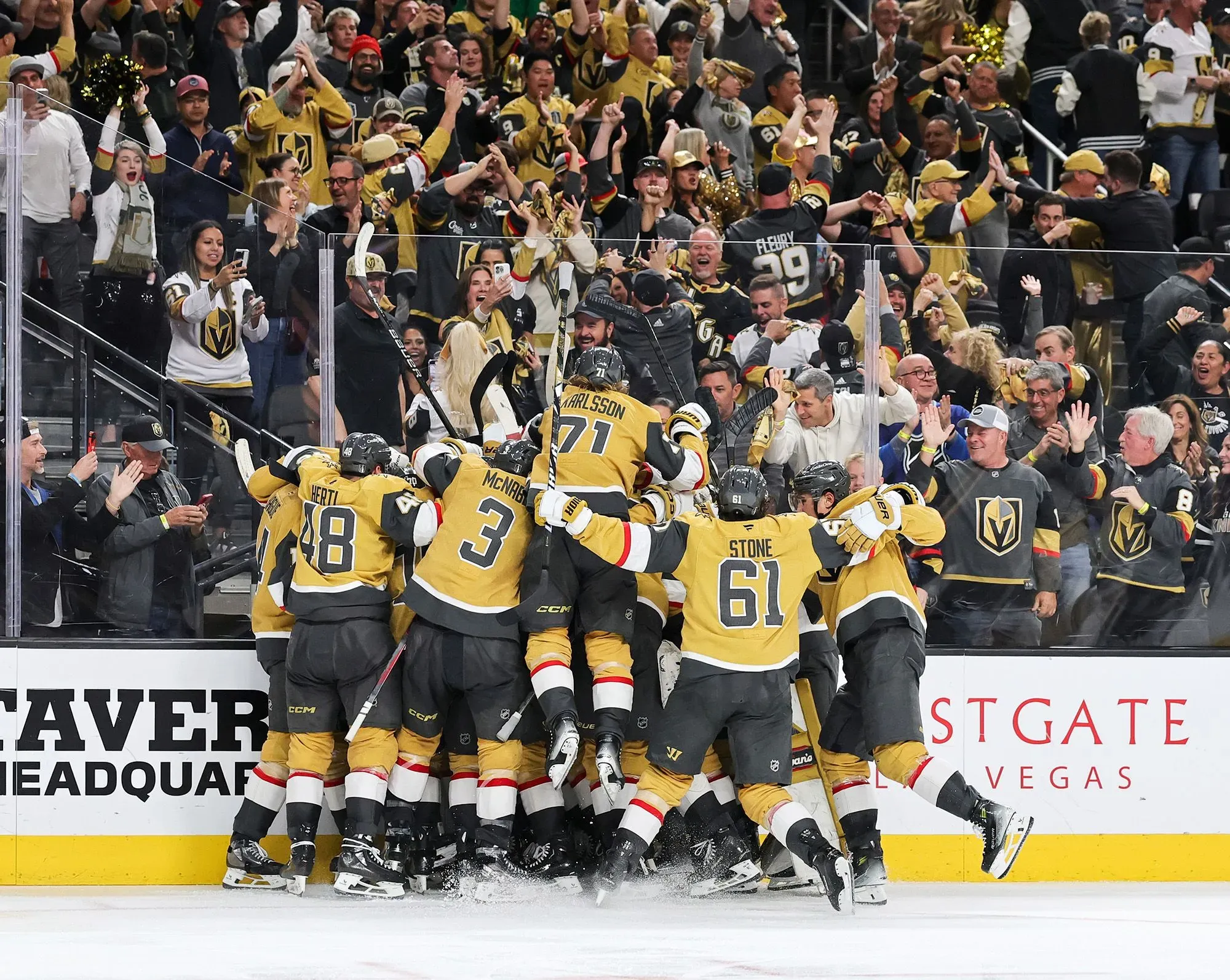 احتفال حماسي لجماهير فريق الهوكي في لاس فيغاس، حيث يرتدي اللاعبون زيهم الأصفر والأسود وسط أجواء من الفرح والتشجيع.