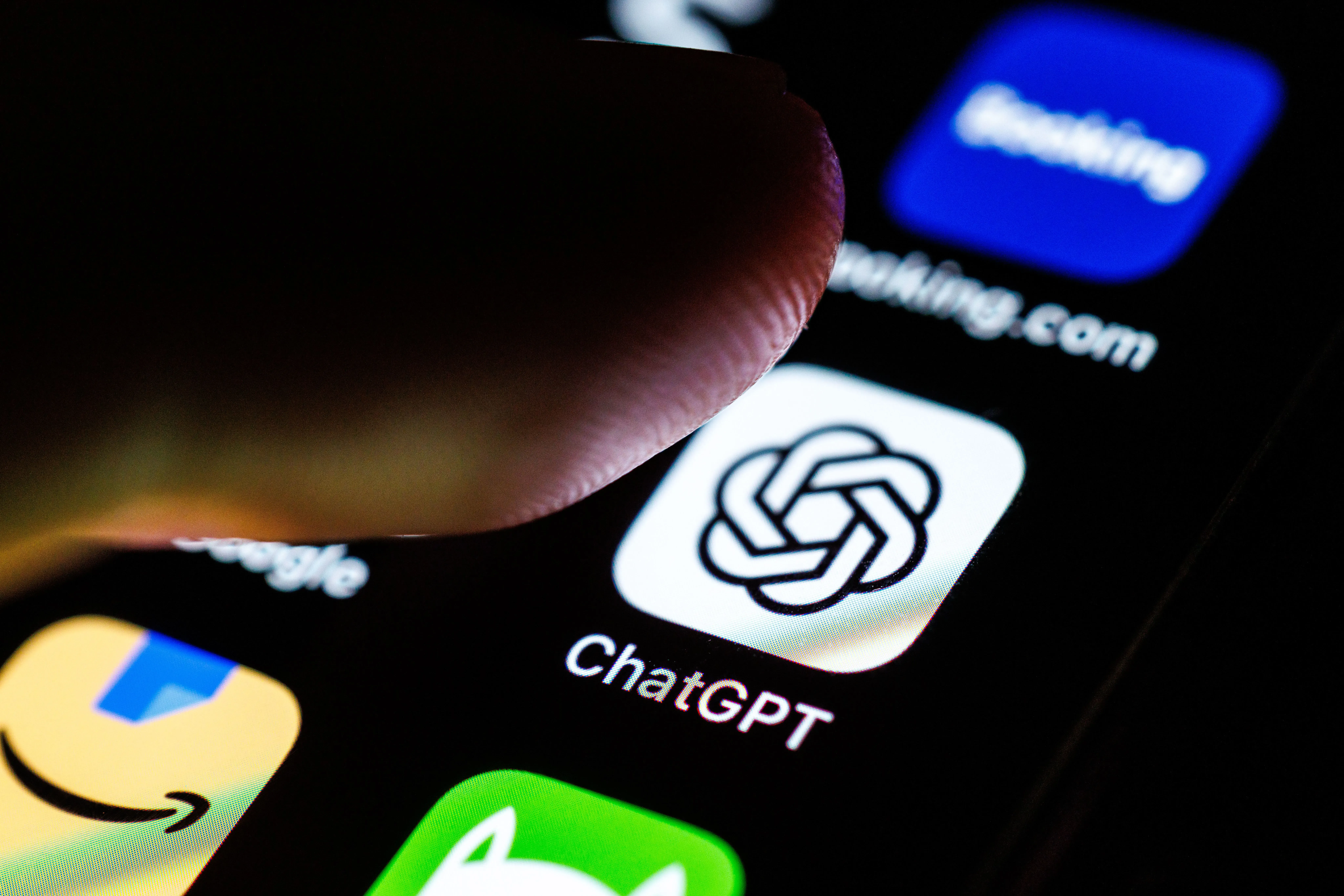 إصبع يضغط على أيقونة تطبيق ChatGPT على شاشة هاتف ذكي، مما يبرز أهمية التكنولوجيا في صناعة الذكاء الاصطناعي.