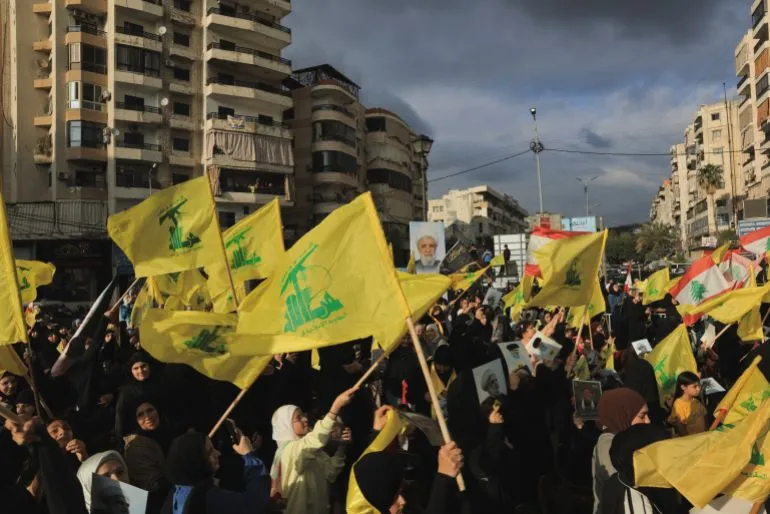 تظاهرة حاشدة لمؤيدي حزب الله في لبنان، حيث يرفع المشاركون الأعلام الصفراء ويعبرون عن دعمهم للحزب في ظل الأوضاع السياسية الراهنة.