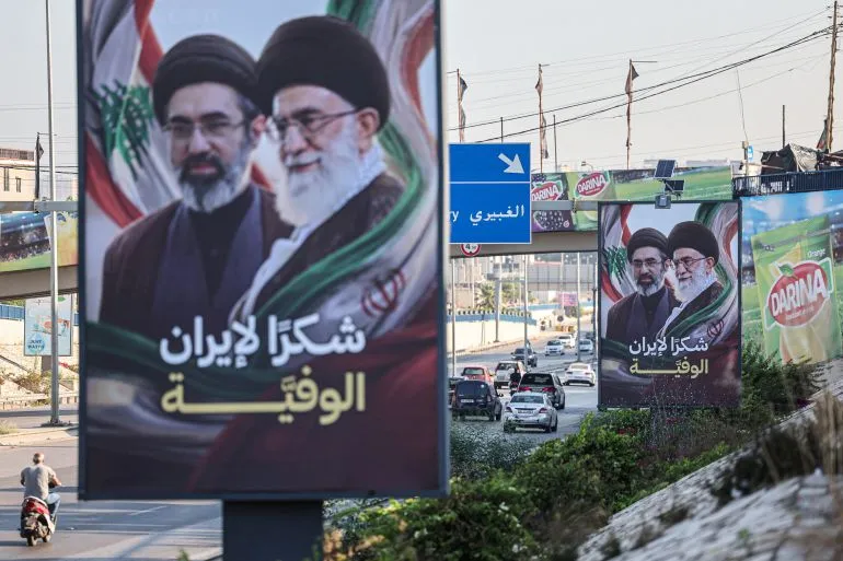 لافتات في لبنان تظهر شخصيات إيرانية بارزة، تعبر عن الشكر لإيران، مع خلفية تتضمن الأعلام الإيرانية.