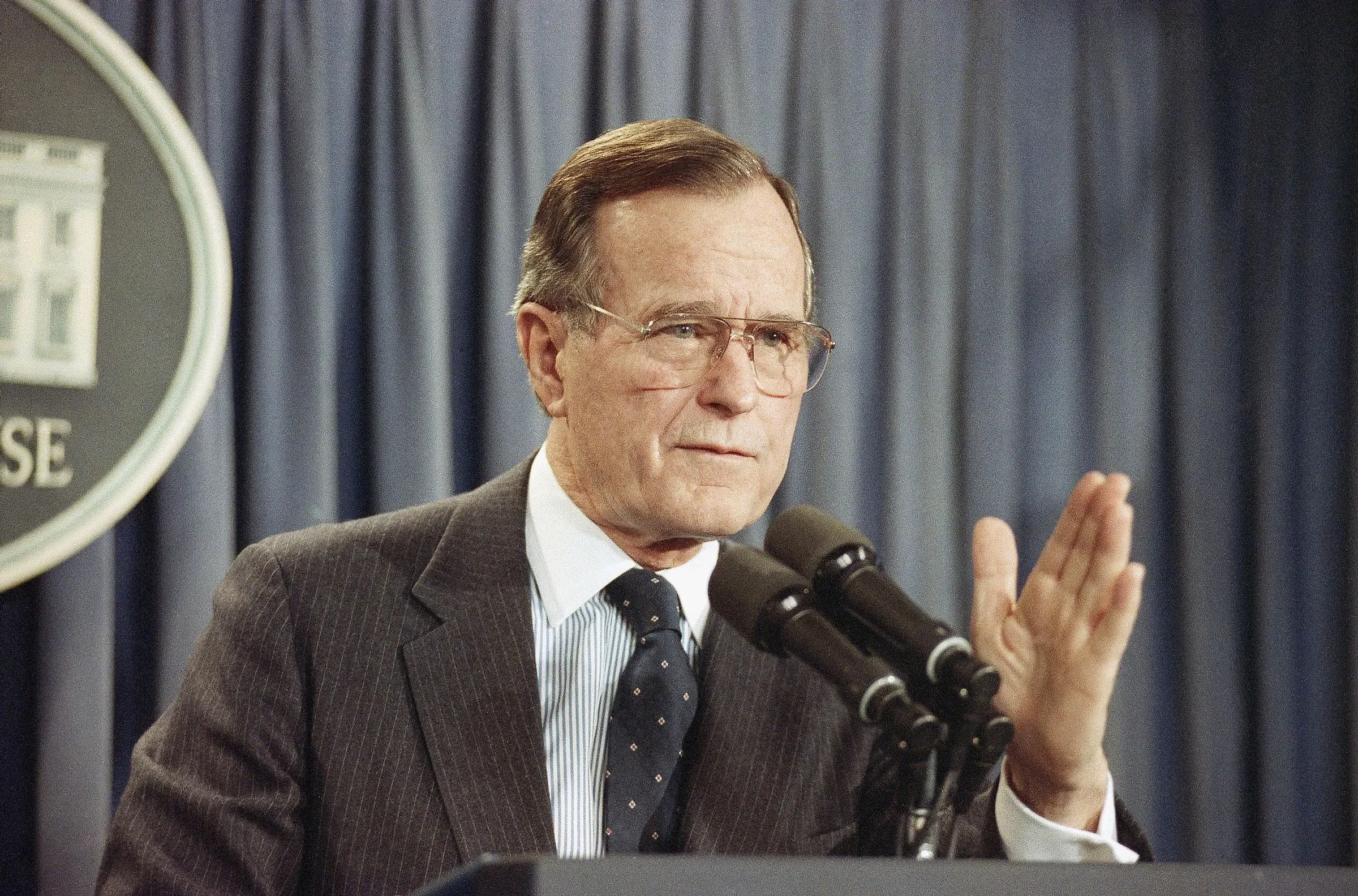 خطاب الرئيس جورج بوش الأب حول غزو بنما، حيث يتناول أسباب التدخل الأمريكي وأهمية حماية الديمقراطية.