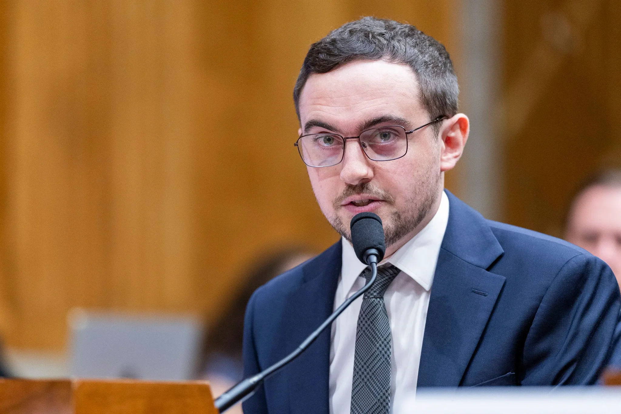 خبير الذكاء الاصطناعي كريس باينتر يدلي بشهادته أمام لجنة في مجلس الشيوخ الأمريكي حول تحديات مراقبة سلوك الذكاء الاصطناعي المتقدم.