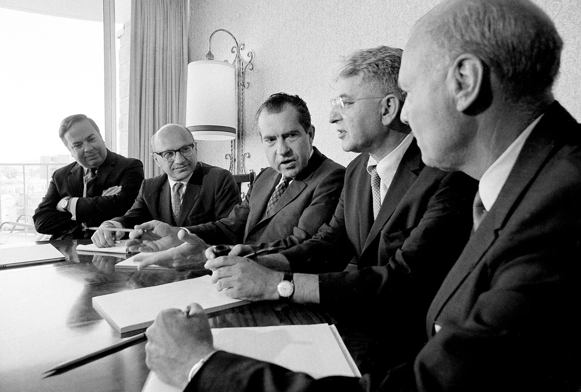 اجتماع تاريخي لعدد من الاقتصاديين مع الرئيس الأمريكي نيكسون، حيث يناقشون السياسة النقدية وتأثيرها على الاقتصاد.