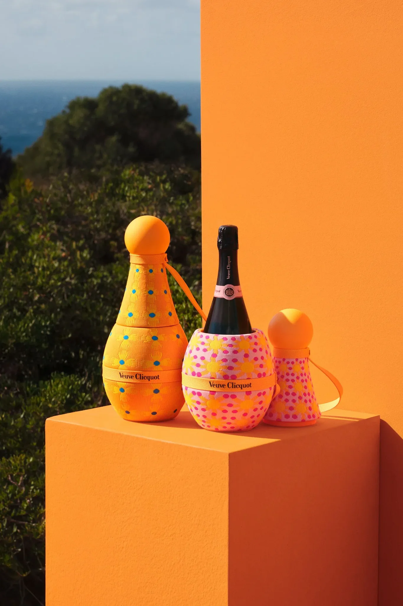 تصاميم ملونة مبتكرة لعبوات Veuve Clicquot من Yinka Ilori تعكس الفرح والهوية الثقافية بأسلوب فني معاصر.