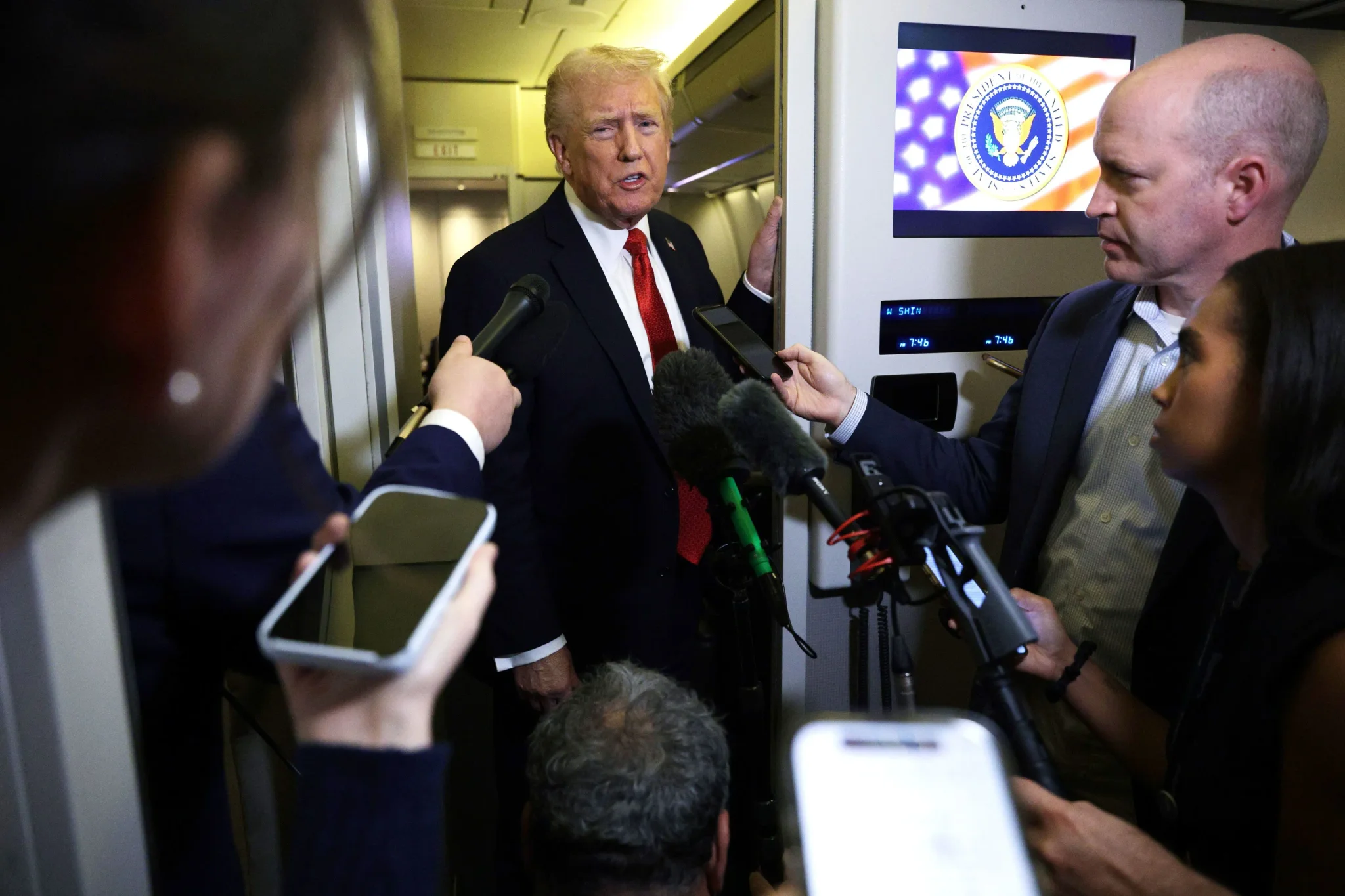 دونالد ترامب يتحدث مع مجموعة من الصحافيين داخل طائرة الرئاسة Air Force One أثناء تغطية الأحداث الرئاسية.