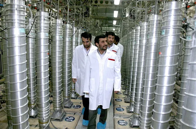 زيارة لمختبر نووي في إيران حيث يظهر علماء يعملون بين أجهزة الطرد المركزي، في سياق المفاوضات النووية مع الولايات المتحدة.