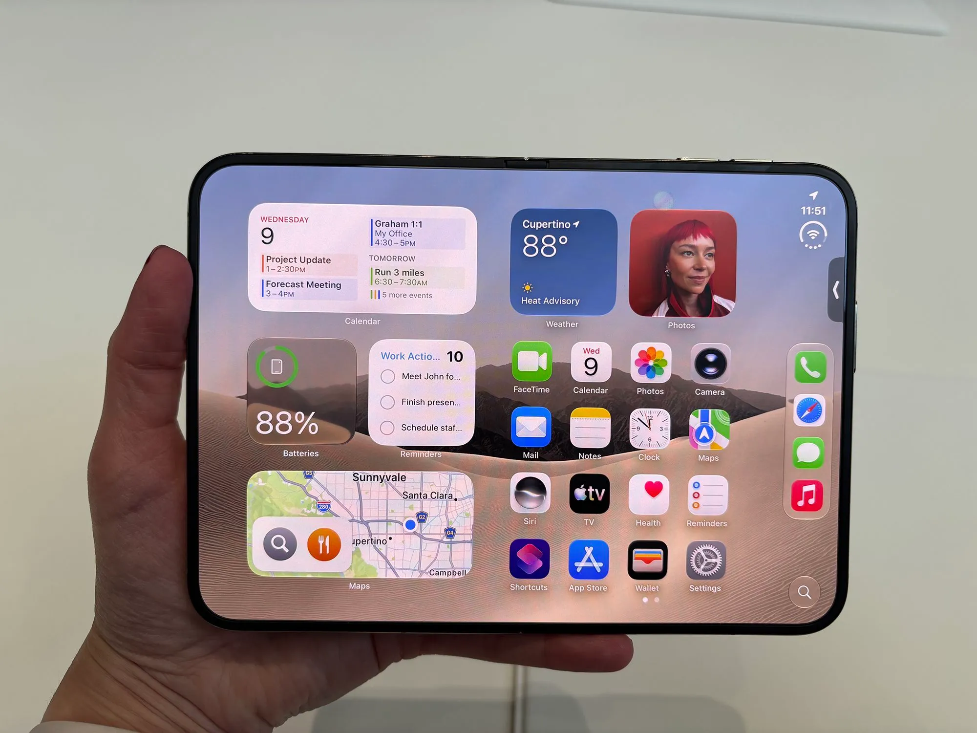 هاتف iPhone Duo القابل للطي بشاشة داخلية كبيرة تعرض واجهة التطبيقات مع تصميم أنيق يناسب تجربة الاستخدام الجديدة من Apple.