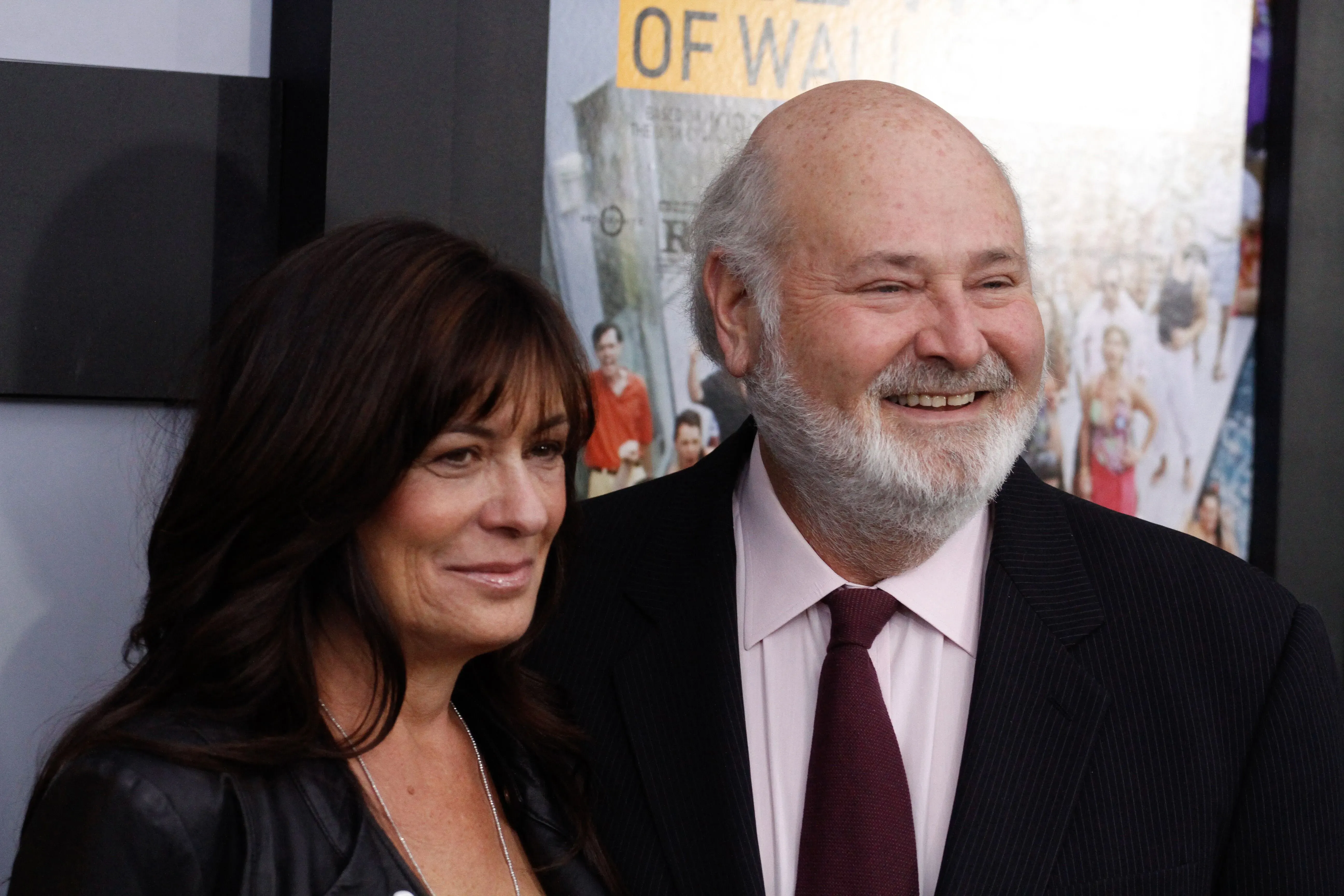 صورة لروب راينر وميشيل سينجر راينر، مخرجي هوليوود الراحلين، في حدث سابق. يعكس المشهد إرثهما في صناعة الترفيه.