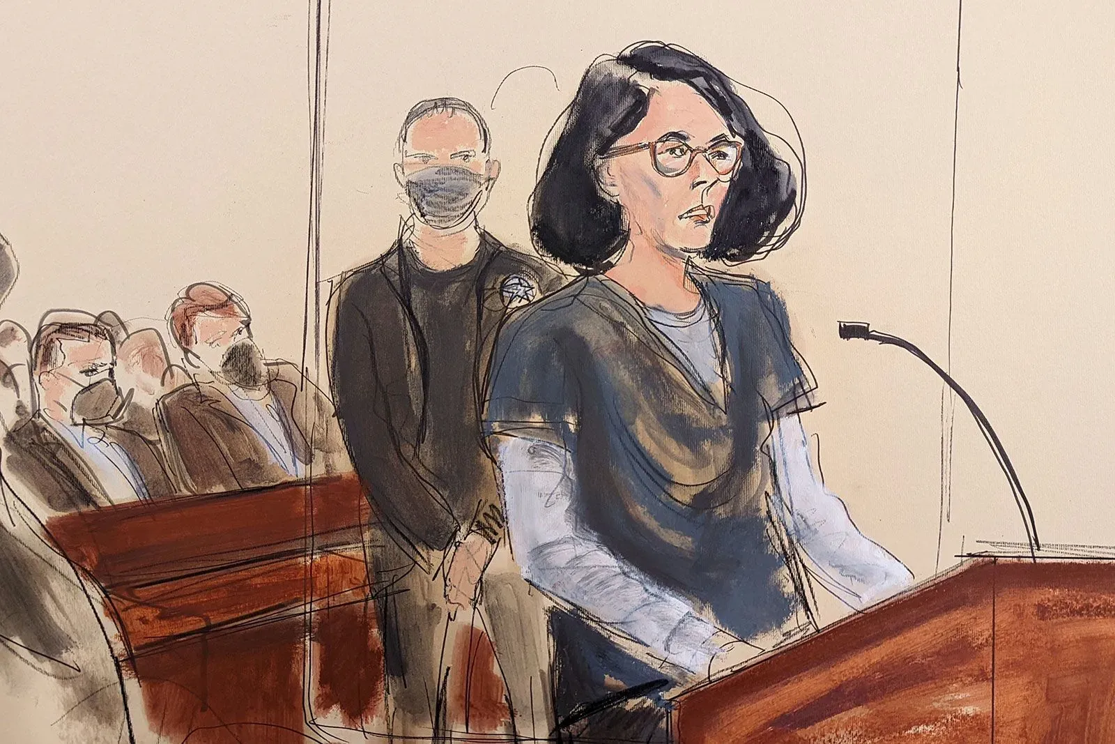 غيسلين ماكسويل تتحدث في المحكمة، بينما يحضرها فريق قانوني ومراقبون، وسط أجواء مشحونة بالتحقيقات في قضية إبشتاين.