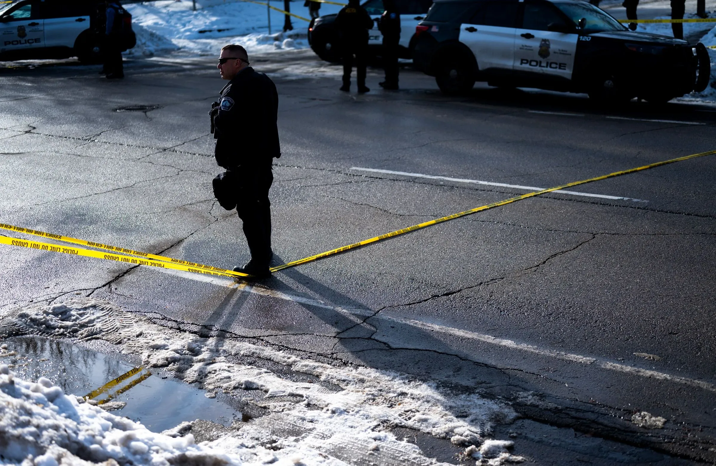 شرطي يقف بجانب شريط الشرطة في موقع حادث إطلاق نار في مينيابوليس، حيث قُتلت رينيه نيكول جود.