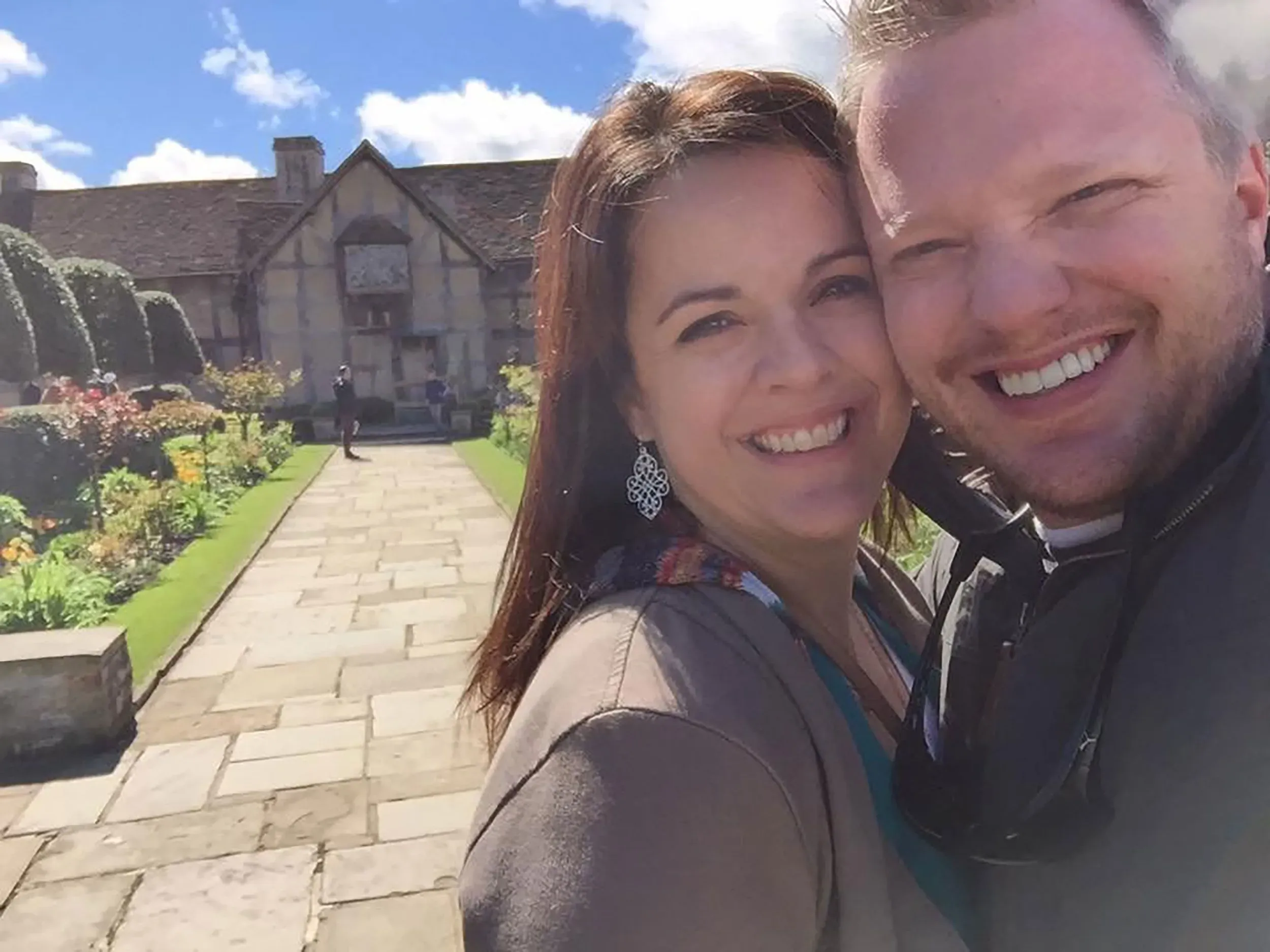 صورة لجيمس كريغ وزوجته أنجيلا، حيث يظهران مبتسمين في حديقة جميلة، تعكس لحظة سعادة قبل الأحداث المأساوية.