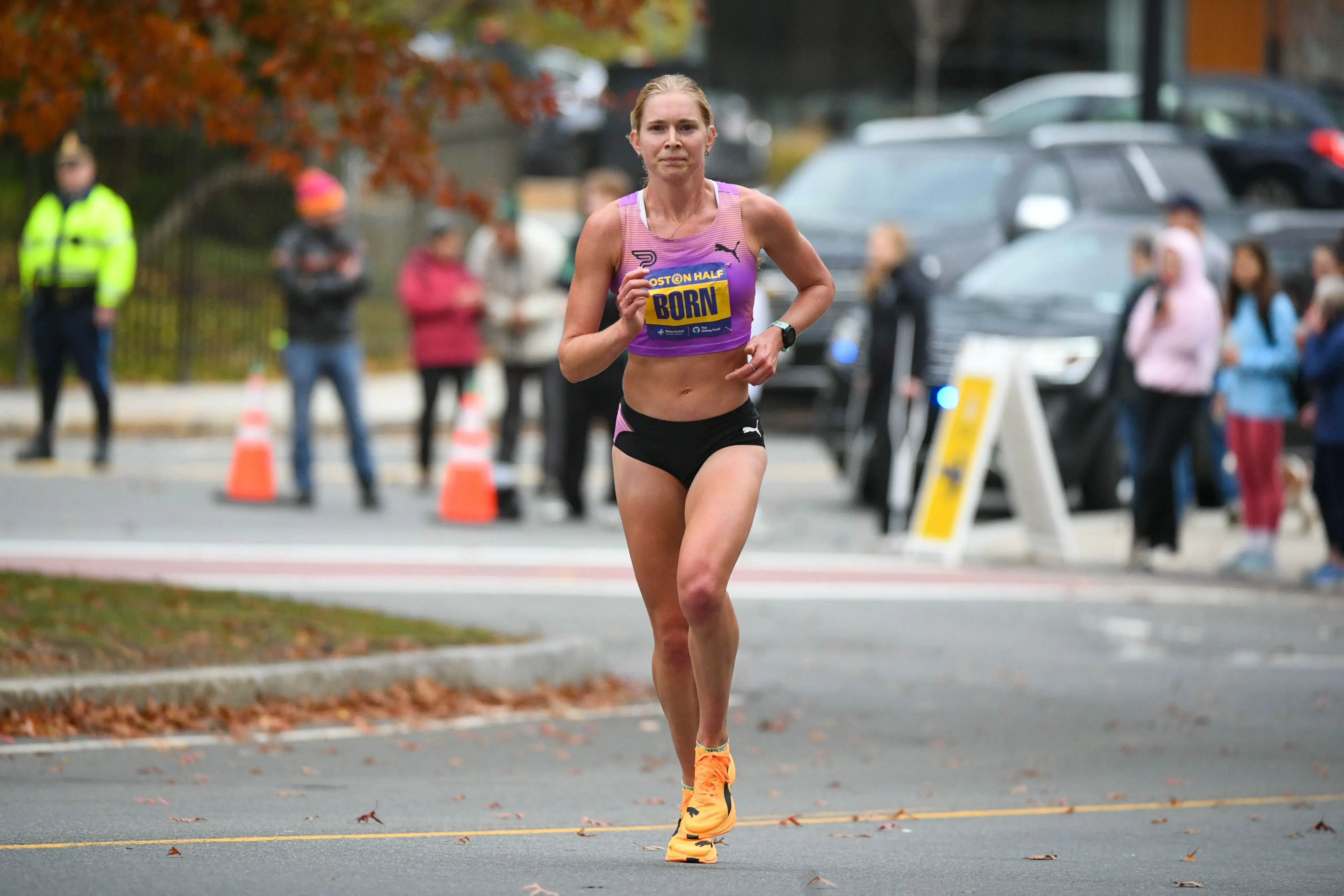 مولي بورن، العداءة من كارولينا الشمالية، تتقدم في سباق نصف الماراثون في أتلانتا، حيث فازت بالبطولة وسط جدل حول توجيه المسار.