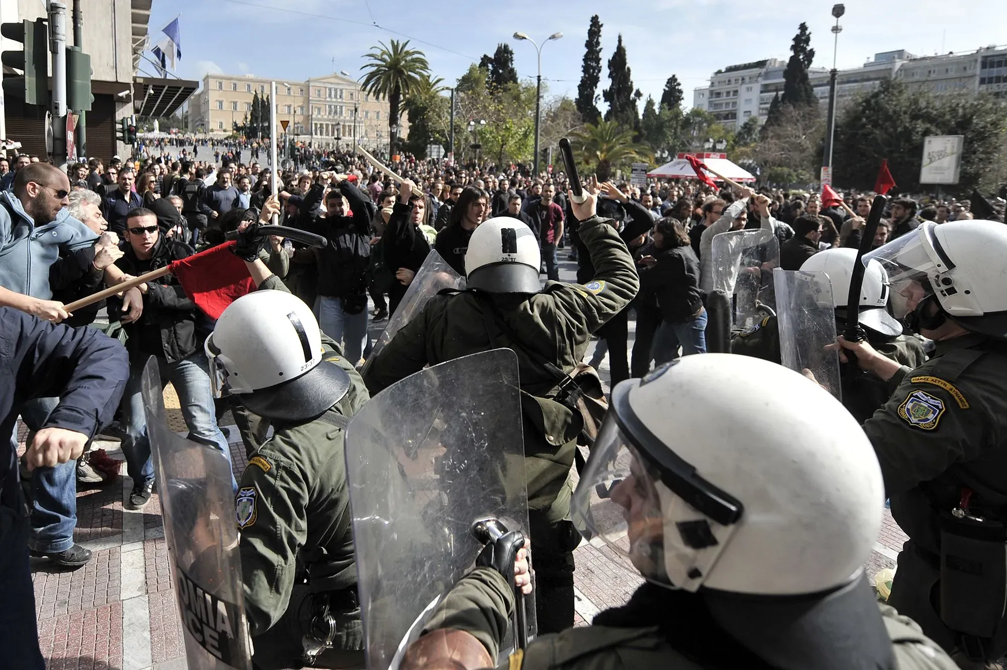 اشتباكات بين المتظاهرين والشرطة في شوارع أثينا، تعبيرًا عن الغضب تجاه الأوضاع الاقتصادية الصعبة في اليونان.