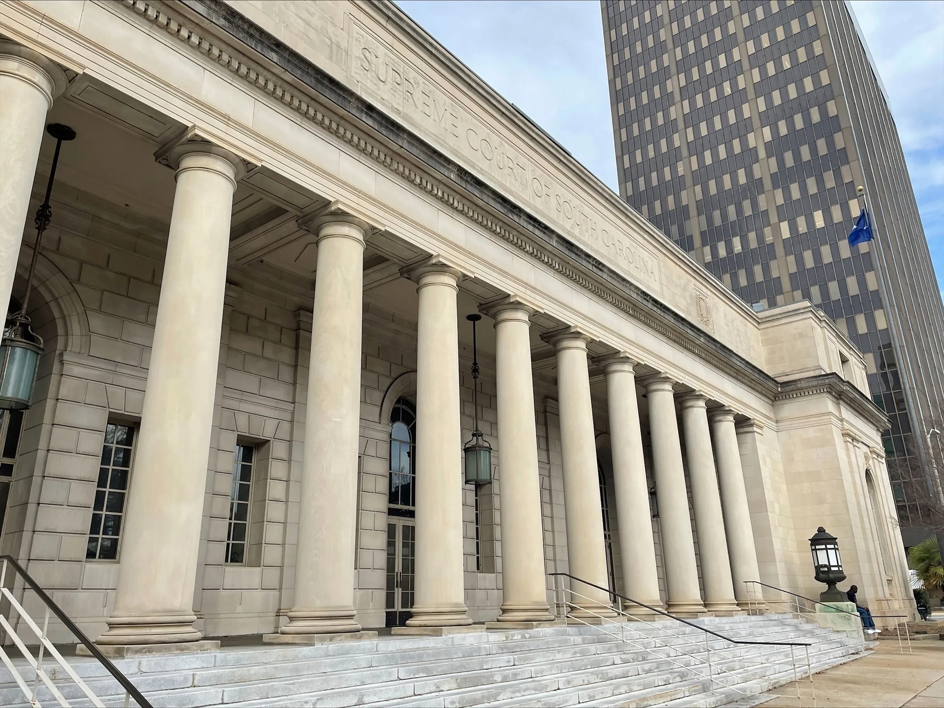 واجهة المحكمة العليا في ولاية كارولينا الجنوبية، مع أعمدة كبيرة ومصابيح، تمثل مكان المرافعات القانونية في قضية أليكس موردو.