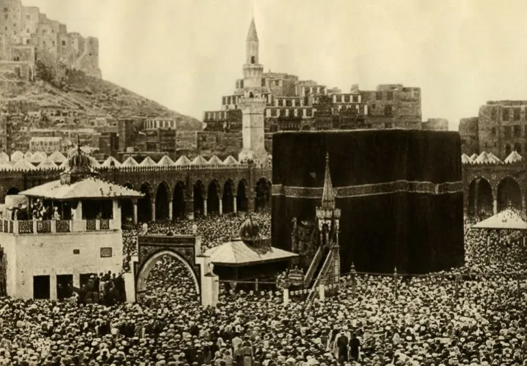 تجمع حشود كبيرة من الحجاج حول الكعبة المشرّفة في مكة المكرمة، حيث تُظهر الكسوة السوداء والزخارف الإسلامية.