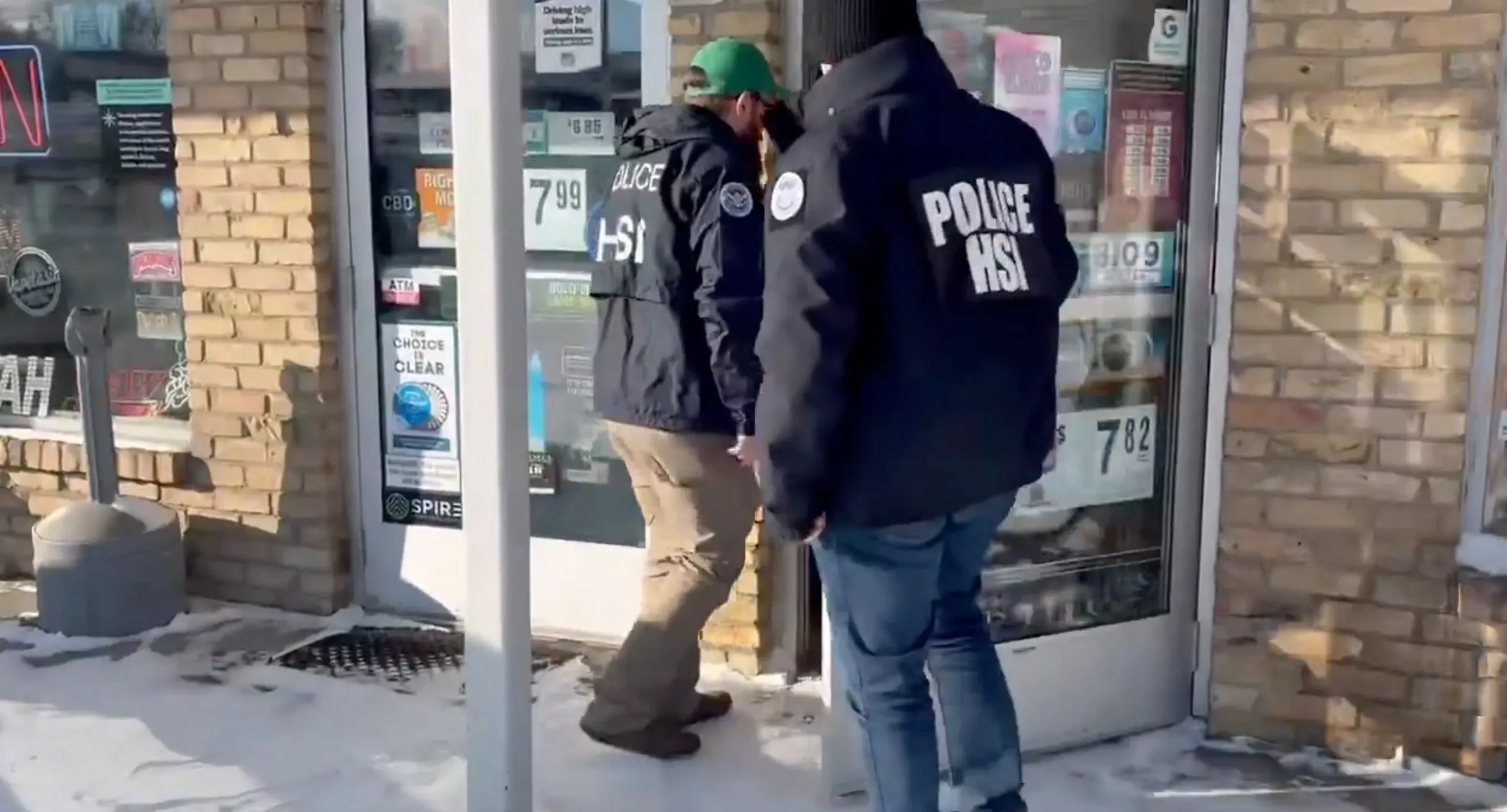 عملاء من إدارة الأمن الداخلي يقتربون من متجر في مينيسوتا، في سياق تحقيقات حول احتيال في مراكز رعاية الأطفال.