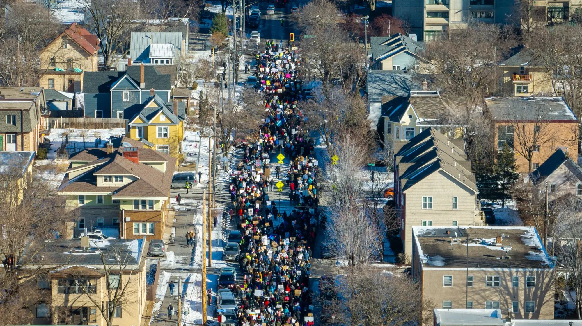 مظاهرة حاشدة في شوارع مينيابوليس، حيث يتجمع المتظاهرون ضد عمليات إنفاذ قوانين الهجرة، وسط أجواء من التوتر والقلق.