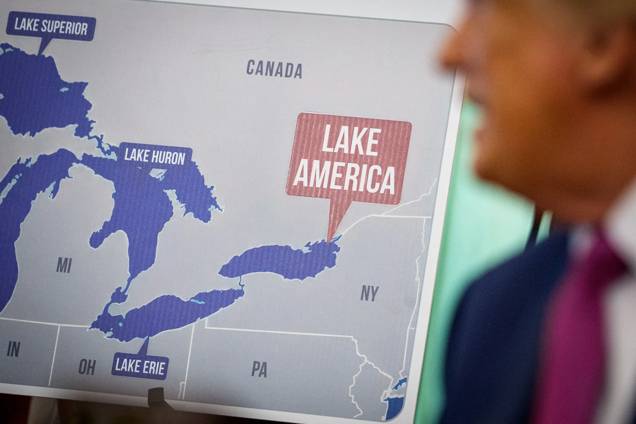 خريطة تُظهر بحيرة أونتاريو مع تسمية جديدة "Lake America" في سياق إعادة تسمية جغرافية مثيرة للجدل من قبل ترامب.