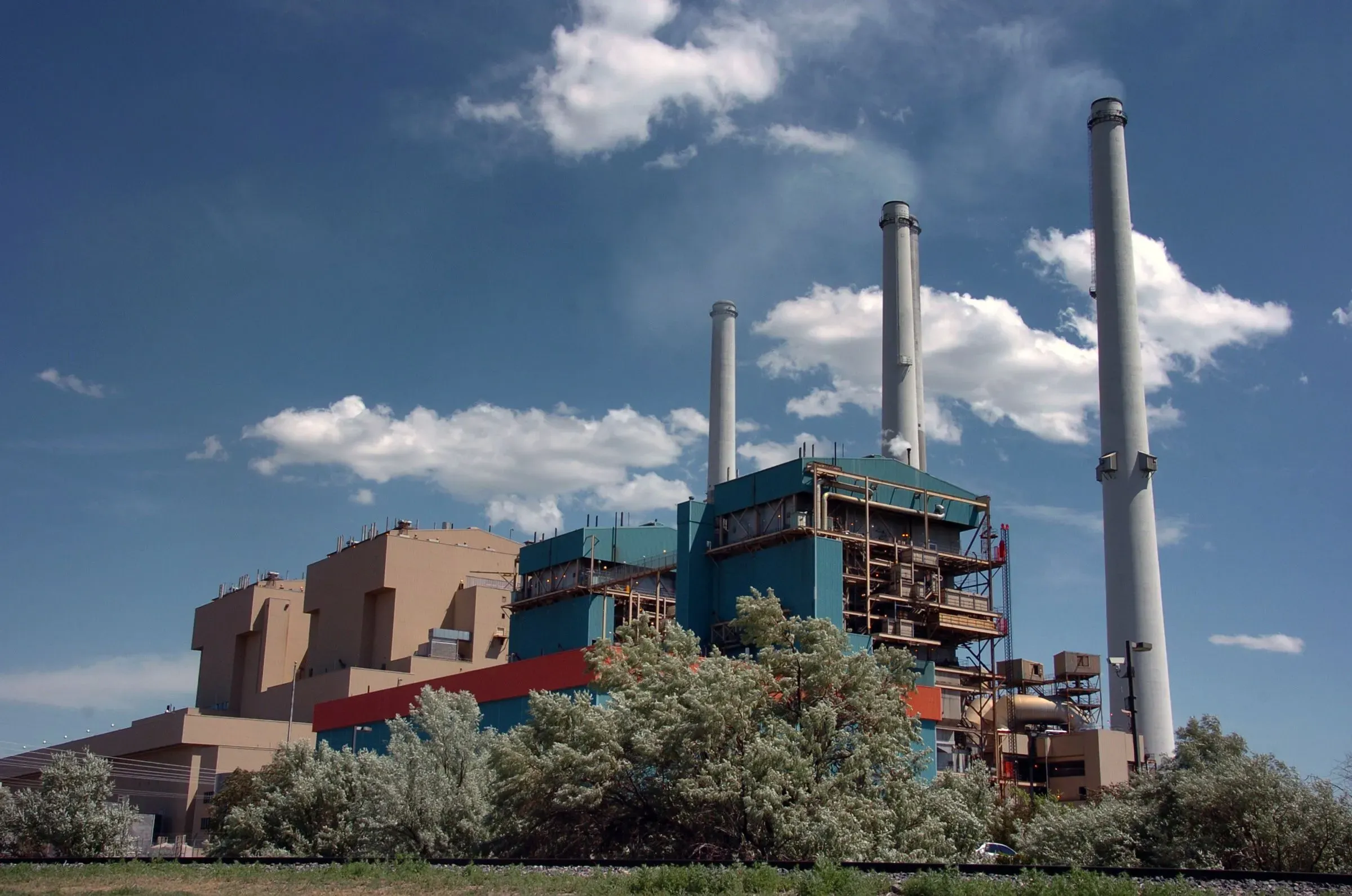 محطة كولستريب لتوليد الطاقة، مع أبراجها الدخانية، تمثل تهديدًا للتلوث بالزئبق الذي يؤثر على صحة المجتمع المحلي وصيد السمك.