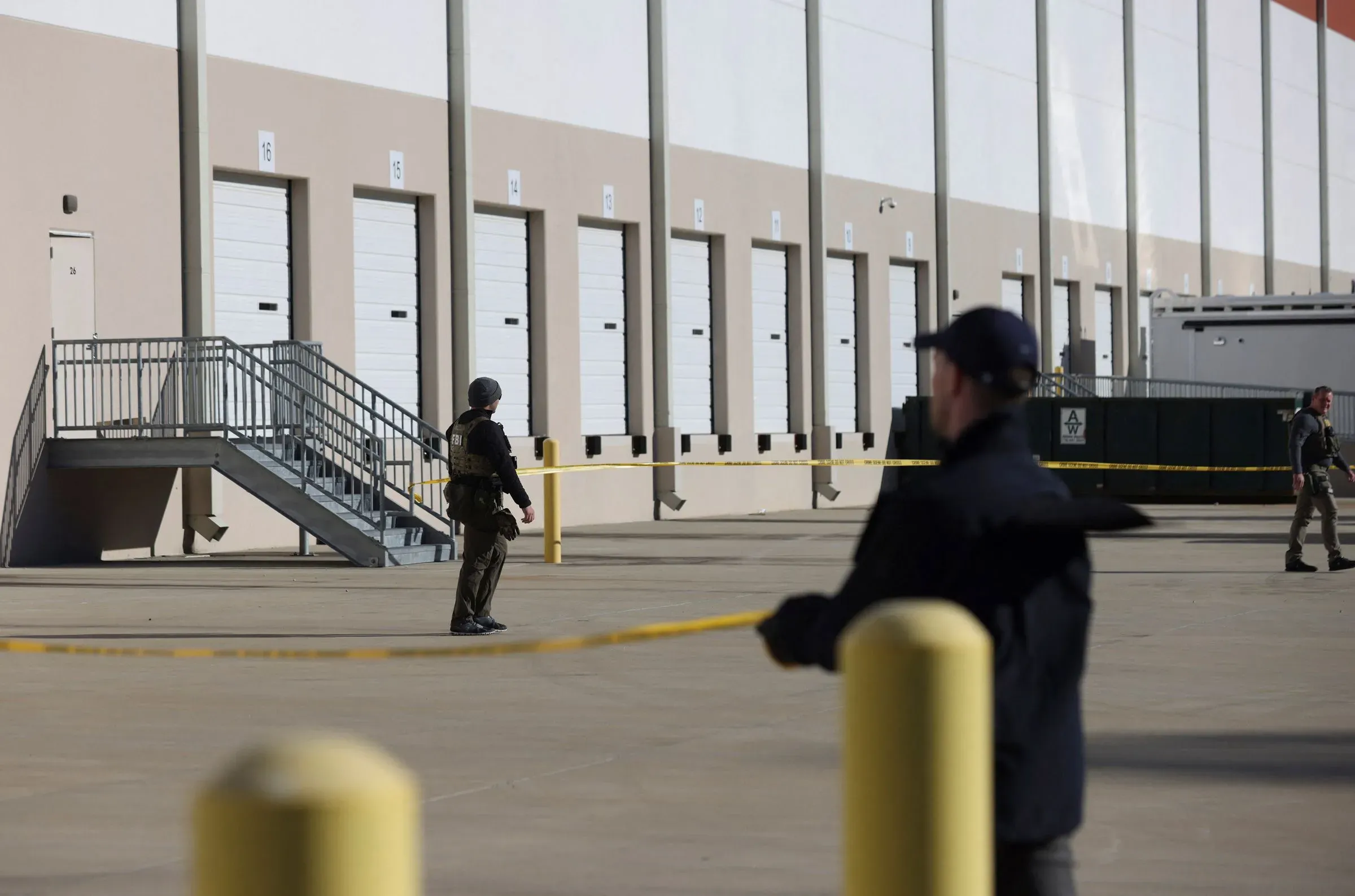 وجود عناصر أمنية في موقع تخزين، حيث يتم تأمين المنطقة المحيطة بمخارج المبنى، مما يعكس التوترات المتعلقة بالانتخابات الأمريكية.