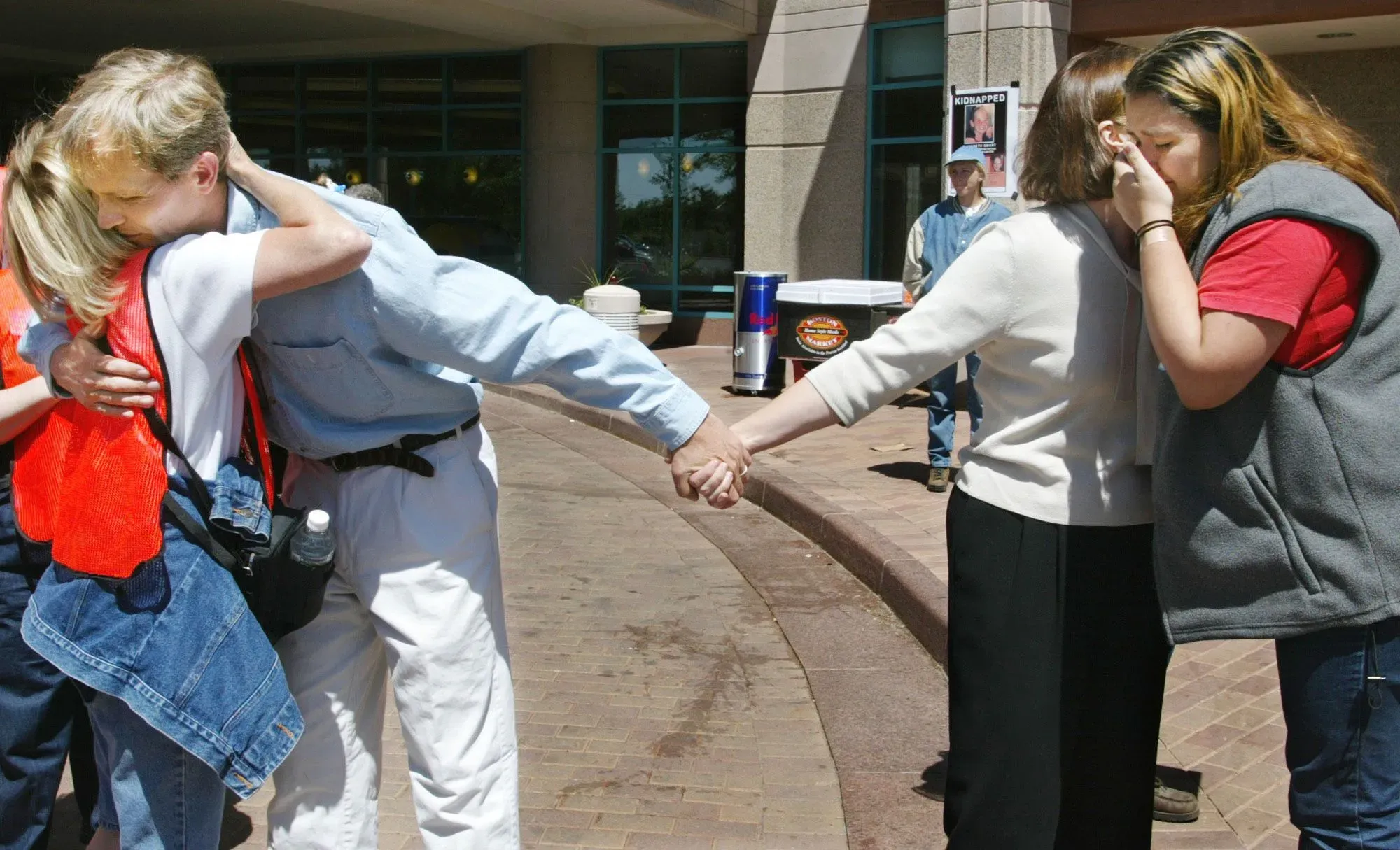 لقاء مؤثر يجمع أفراد عائلة إليزابيث سمارت أثناء عملية البحث عنها، مع لحظات من العناق والدعم العاطفي.