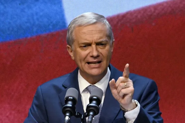 خوسيه أنطونيو كاست، المرشح اليميني المتطرف، يتحدث في خطاب فوزه بالانتخابات الرئاسية في تشيلي، مع العلم الوطني خلفه.