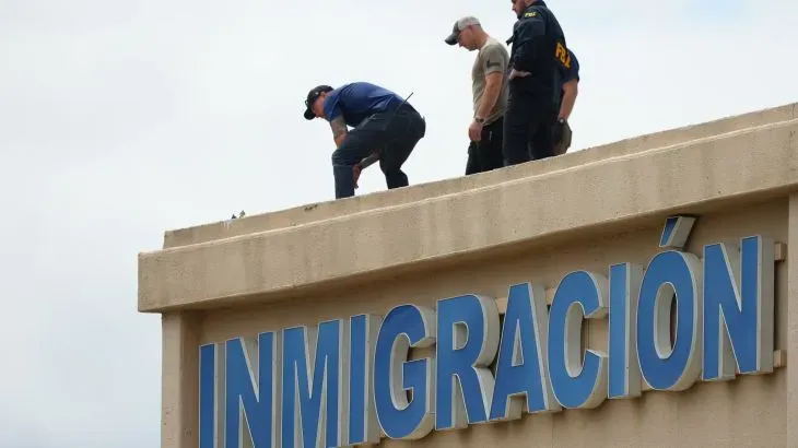 رجال الشرطة يتفقدون سطح منشأة إنفاذ قوانين الهجرة والجمارك في دالاس بعد إطلاق نار أسفر عن إصابات ووفاة.