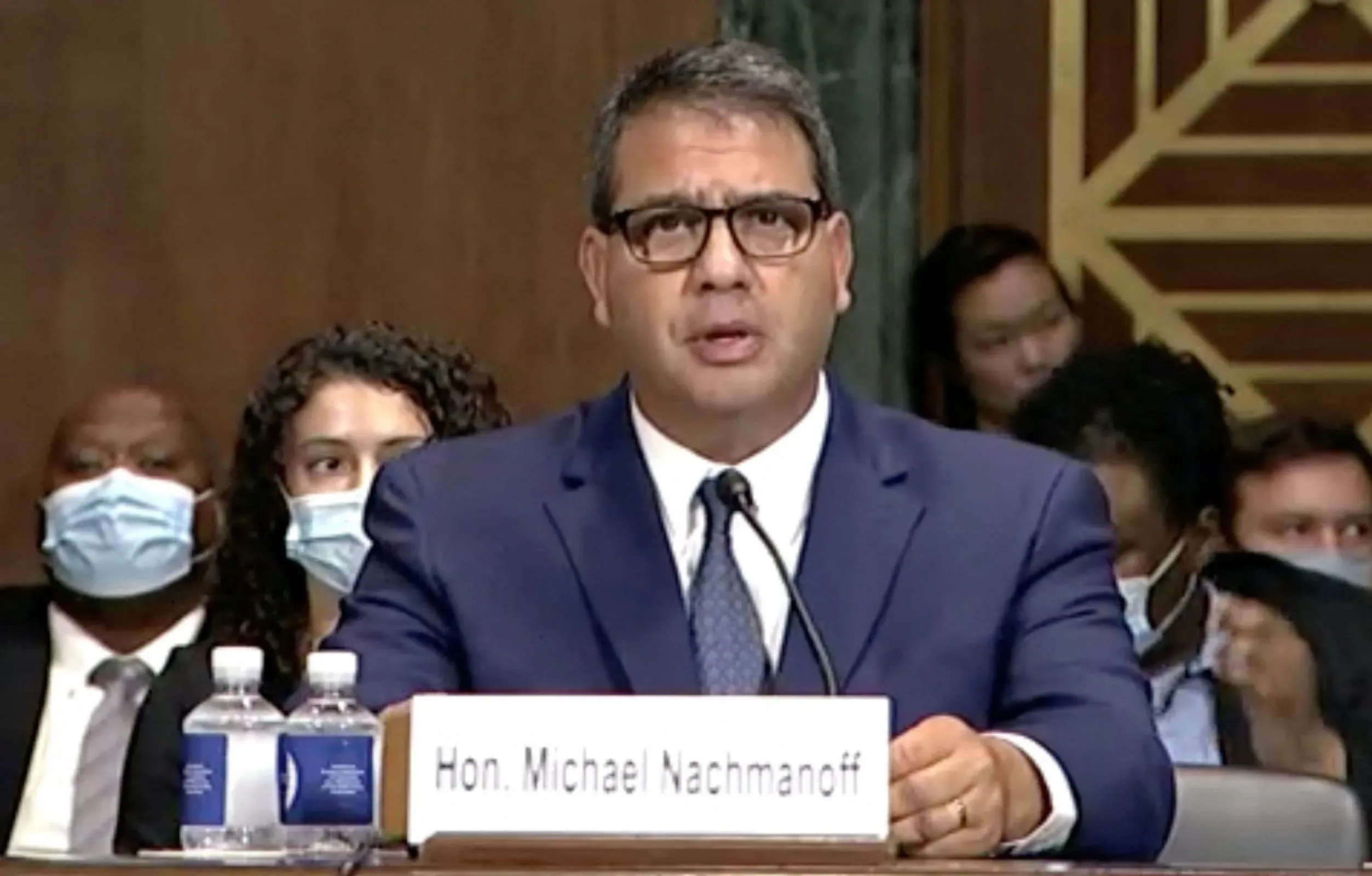 القاضي مايكل ناشمانوف يتحدث خلال جلسة تأكيد تعيينه، مع التركيز على دوره في قضية جيمس كومي.