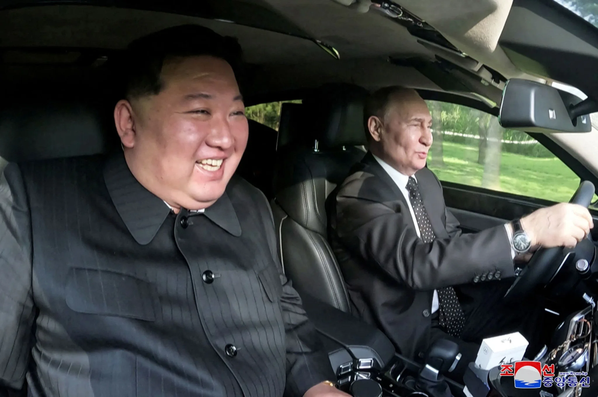 زيارة Xi Jinping إلى كوريا الشمالية مع Kim Jong Un في سيارة، تعكس تعزيز العلاقات بين البلدين في سياق التحولات الجيوسياسية.