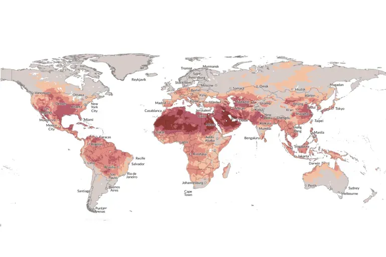 خريطة توضح مستويات الإجهاد الحراري حول العالم، مع تباين الألوان للدلالة على درجات الحرارة "التي تبدو وكأنها" في مناطق مختلفة.