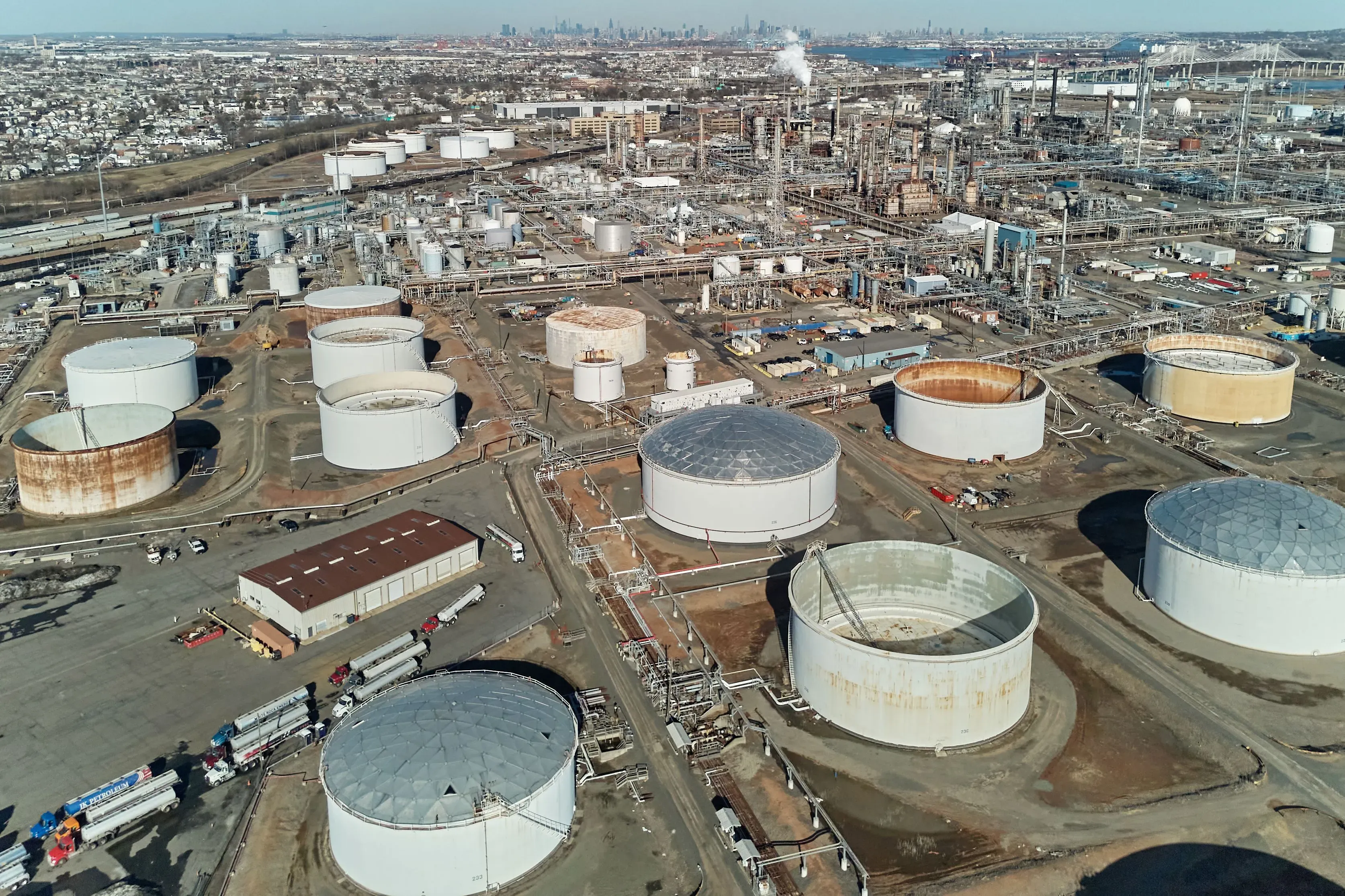 صورة جوية لمصفاة نفط تحتوي على خزانات ضخمة لتخزين النفط، تُظهر تأثير الحرب في إيران على أسعار النفط العالمية.