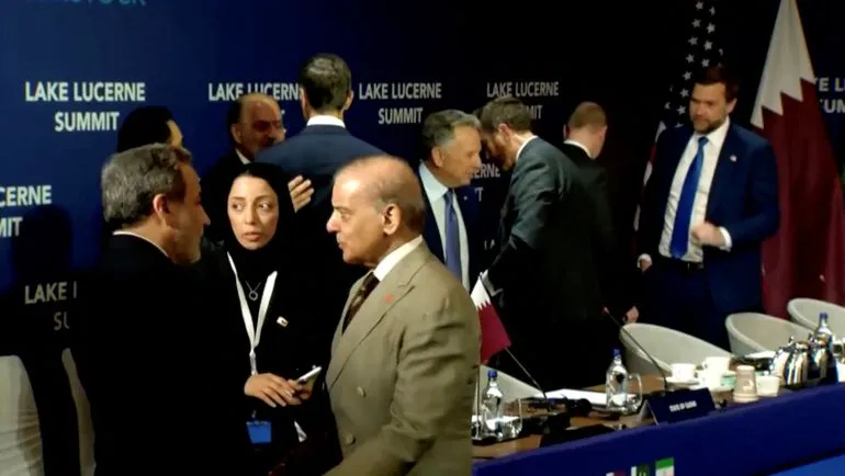 وفد دبلوماسيون من دول مختلفة يتبادلون الحديث خلال قمة ليك لوسيرن، في سياق جهود دبلوماسية لتهدئة التوترات بين الولايات المتحدة وإيران حول مضيق هرمز.