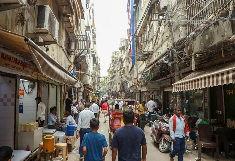 شارع مزدحم في مدينة لكناو الهندية يعكس الحياة اليومية في منطقة تصدير المانغو التي تواجه تحديات في السوق اليابانية.