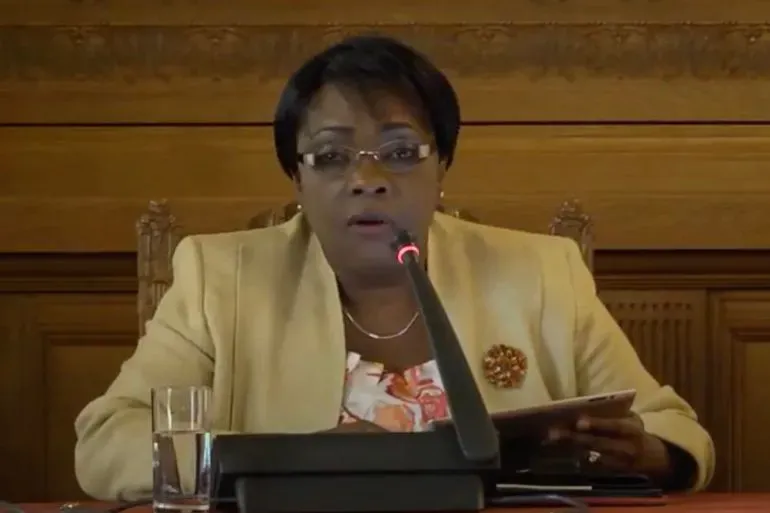 جوليا سيبوتيندي، نائبة رئيس محكمة العدل الدولية، تتحدث خلال جلسة رسمية، مع التركيز على قضايا حقوق الإنسان والنزاعات القانونية.